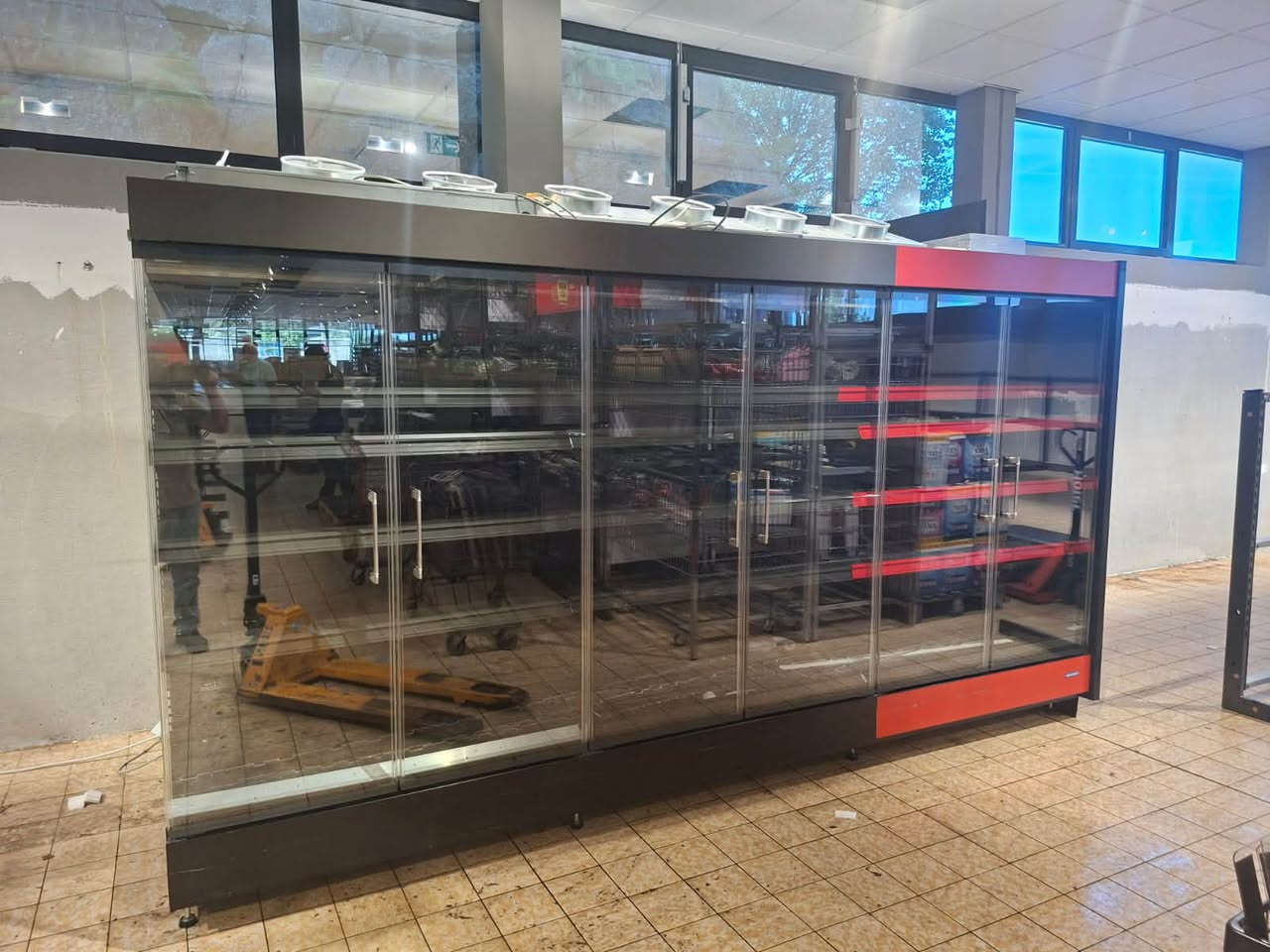 🇩🇪..الوحش الالماني ماركة هاوزير في شركة اليوسف  🇩🇪

 برادات عمودية متوفر النوعين (ابواب و بدون ابواب)
عارضات HAUSER الألمانية وصلت بمواصفات "فول" صُممت خصيصاً للمشاريع التي تبحث عن الاستدامة والتوفير في أستهلاك الكهرباء ❄️💎

ما الذي يجعل "هاوزر" استثمارك الأنجح؟

✅ توفير خارق للطاقة: استهلاك 1.5 أمبير فقط لكل 6 أبواب (بطول 3.75 متر)! بفضل تقنية الـ Inverter،  صرف كهرباء جدا بسيط ⚡️

✅ مساحة تخزين أوسع: الكومبريسور في الأعلى! وهذا يعني استغلال كامل مساحة العارضة من الأسفل، عكس الموديلات التقليدية التي تستهلك مساحة التخزين. 📦⬆️

✅ عمر أطول ومقاومة قصوى: الدواخل مغلونة بنسبة Galvanize عالية جداً، مما يجعلها مقاومة للأحماض الناتجة عن الألبان والأجبان  💯🛡

✅ تصميم بانورامي مذهل: أبواب بدون إطارات (Frameless) تعطي واجهة عصرية تجذب الزبائن وتبرز منتجاتك بوضوح فائق. 🔥✨

✅ أداء هادئ وبارد: أقل نسبة ضجيج وحرارة منبعثة مقارنة بالعارضات التجارية الأخرى. 🤫🌡

🌟 لماذا نحن
🔹تجهيز متكامل للهايبر ماركت، المطاعم، والأسواق.
🔹 أحدث تقنيات التبريد العالمية بين يديك.
🔹 خدمات صيانة وضمان حقيقي لضمان استمرارية عملك.
📞 الآن.. انقل مشروعك لمستوى آخر من الاحترافية:
📲***********📲
📲***********📲

معنا.. بضاعتك ليست مجرد عرض، بل قصة نجاح يبصرها الجميع!  لدينا مشاريع في جميع محافظات العراق 👑❄️

 #HAUSER #سليمانية #تجهيزات_غذائية #تبريد_انفيرتر #توفير_كهرباء #العراق
