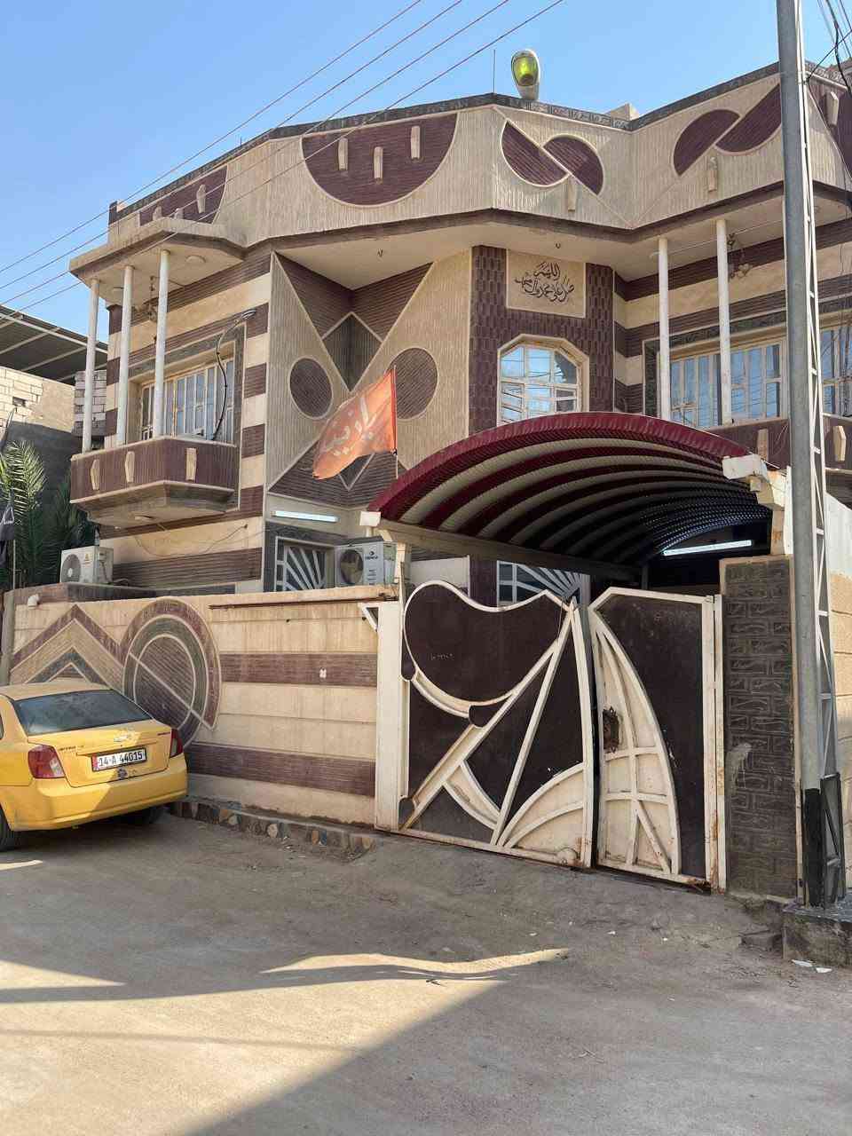 سلام عليكم
بيت مساحته 100مربع 10في 10 في شارع حسينيت البقيع البيت ركن  مجاري مربوطه البيت طابقين يحتوي على ثلاثة غرف منام اثنين كبار واحده مال اطفال من  ظمن غرفا  منام كراج  يسع سياره حمام خارجي صطح شتايكر    ارضيات البيت رفت بناء الطابق الاول طابوق والثاني فرمستونابو الخصيب ابو الجوزي شارع حسينيت البقيع طابو زراعي عراقي***********
