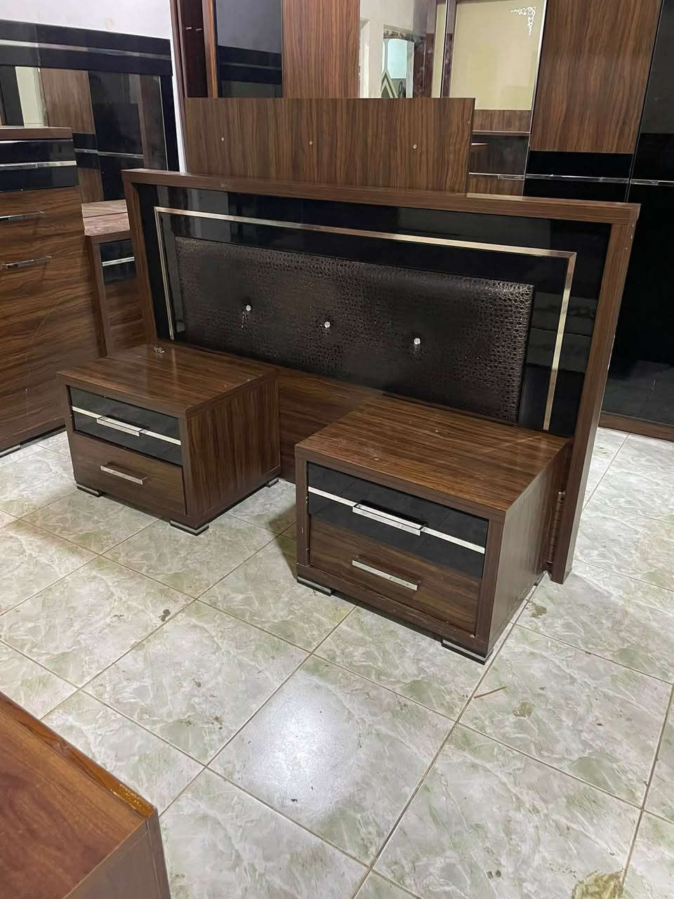 غرفه نوم تركي  بيبان مستعمل نظيف  للبيع
( سعر500) (‭***********‬) واتساز عنوان كركوك شارع حسابات بصف مطعم باب الحسابات  (8قطعة)
