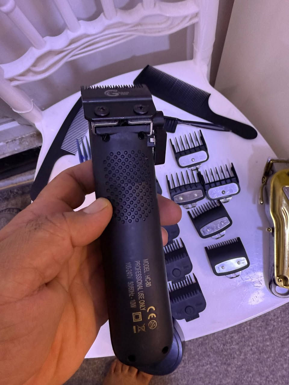 ماكينة حلاقة من ماركة فيراري جديدة استعمال قليل نظيفة مال تعزيلة محل مع كافة ملحقاتها + مستلزمات حلاقة مشاط وكل النمط ومقص تشفير وكلشي موجود بالصور المرفقة بالاضافة الى ماكنة حلاقة VGR  بسعر ٧٥ وبي مجال قليل  تلفون ***********

