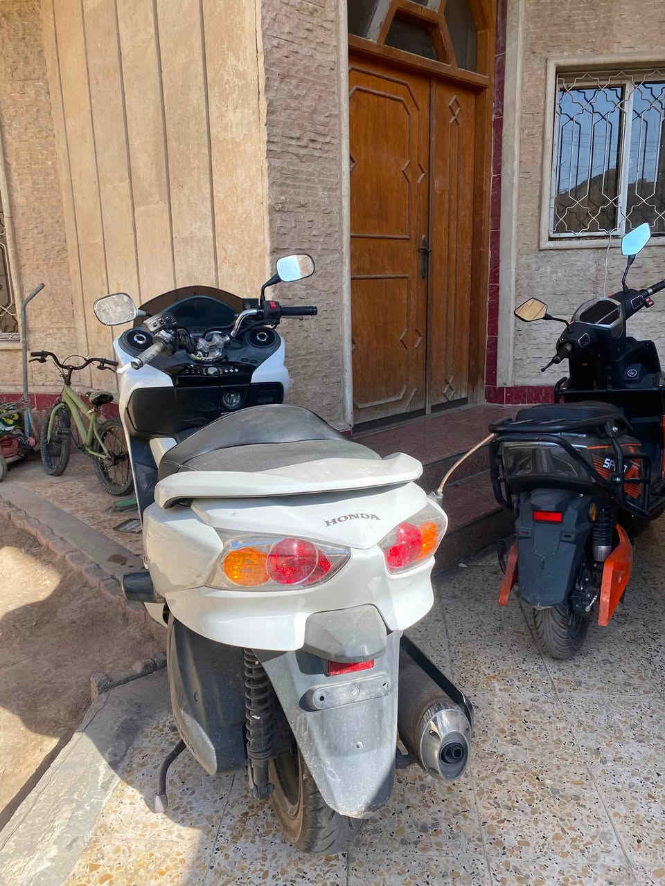 السلام عليكم فورزا صفر عشره 010 إصدار المسجل و جي بي اس GBS  الدراجة رمبه صارلها اسبوع اخذتها من بيت طارش ب 22 ورقة الدراجة كفالة عامه كلها بلادي للاخير كلشي شغال بيها وبلادي جيب تلاثين فيتر وافحص 
مراوس شعندك نزل سلفر مرقم كولدن بطح تيماكس 
***********
