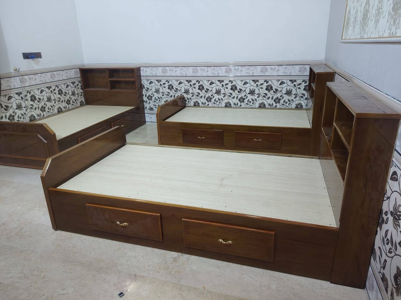 بسم الله الرحمن الرحيم 
نجارة ابو نور العبيدي لعمل الاثاث الحديث حطاطة 
الرمادي كورنيش الحوز قرب مدرسة جنيد البغدادي 
هاتف *********** واتساب 
والله ولي التوفيق
