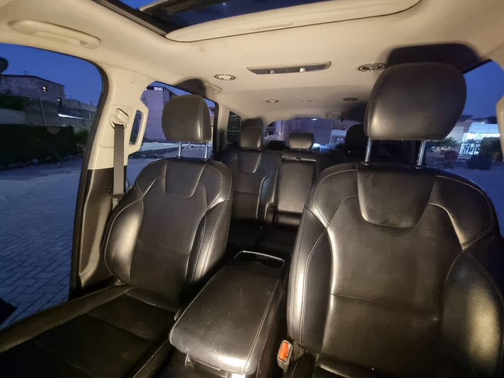 كياتيلورايد (Kia Telluride) موديل 2020 - واردأمريكي
​المواصفات العامةوالمحرك:
• ​المحرك: 6 سلندر (V6) سعة 3.8 لتر وقوة 291 حصان.
• ​الگير : أوتوماتيك من  6 سرعات.
• ​الكيلومترات : 119,889 
• ​أرقام بغداد (خصوصي) بأسمي تحويل ثاني يوم 
​المواصفات الخارجية:
• ​اللون: رمادي مميز (Dark Gray / Gravity Gray).
• ​فتحةسقف: فتحة سقف كهربائية.
• ​الإضاءة: إضاءة أمريكية LED مع كشافات وسلاسل DRL نهارية.
• ​العجلات: ويل كب  ألمنيوم مقاس كبير بتصميم رياضي.
• ​الحساسات: حساسات خلفية للركن.
• ​المرآة: مرايا جانبية كهربائية مزودة بإشارات تحذيرية.
​المواصفات الداخليةوالراحة:
• ​المقاعد: جلد أسود بحالة ممتازة جداً.
• ​التحكم بالكرسي: تحكم كهربائي لمقعد السائق.
• ​الشاشةوالترفيه: شاشة لمس حديثة ، مع كاميرا خلفية.
•  ​أنظمةالقيادة والأنظمة الذكية:
◦ ​نظام تحديد المسار (Lane Keep Assist).
◦ ​نظام منع التصادم / الفرملة التلقائية.
◦ ​نظام مانع الانزلاق .
◦ ​وضعيات قيادة متعدده (Drive Modes).
• ​التكييف: تكييف مركزي وكاله لكافة الصفوف.
• ​المساحة: 3 صفوف مقاعد (تسع لـ 7 إلى 8 ركاب) مع مساحة تخزين واسعة بالصندوق الخلفي.
​حالة والضرر :
• ​الجاملغ الأمامي الأيمن: به ضربة ومصلح
• ​البنيد (غطاءالمحرك): به ضربة ومبدل جديد
• ​باب السائق: ضربة صغيرة جداً (بحجم الإصبع).
• ​الجاملغ الخلفي الأيمن: تعديل على البارد بدون صبغ.
​مكان التواجد : البصرة شط العرب 
السعر : تواصل :*********** البصرة, العراق
