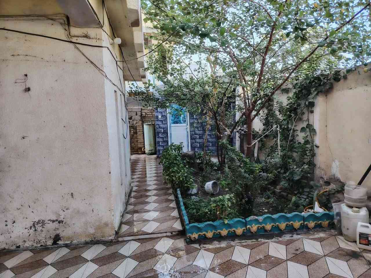 عندي بيتي
اريد ابيعه استقبال 
 ٧ونص م هول
٢ غرف نوم
حمام داخلي وخارجي مطبخ 
مساحته٢٨٠ م موقع مقابل التسجيل العقاري
شارع المحامي احمد الحميداوي
بيت كامل
عالي عن الشارع
ت ***********

