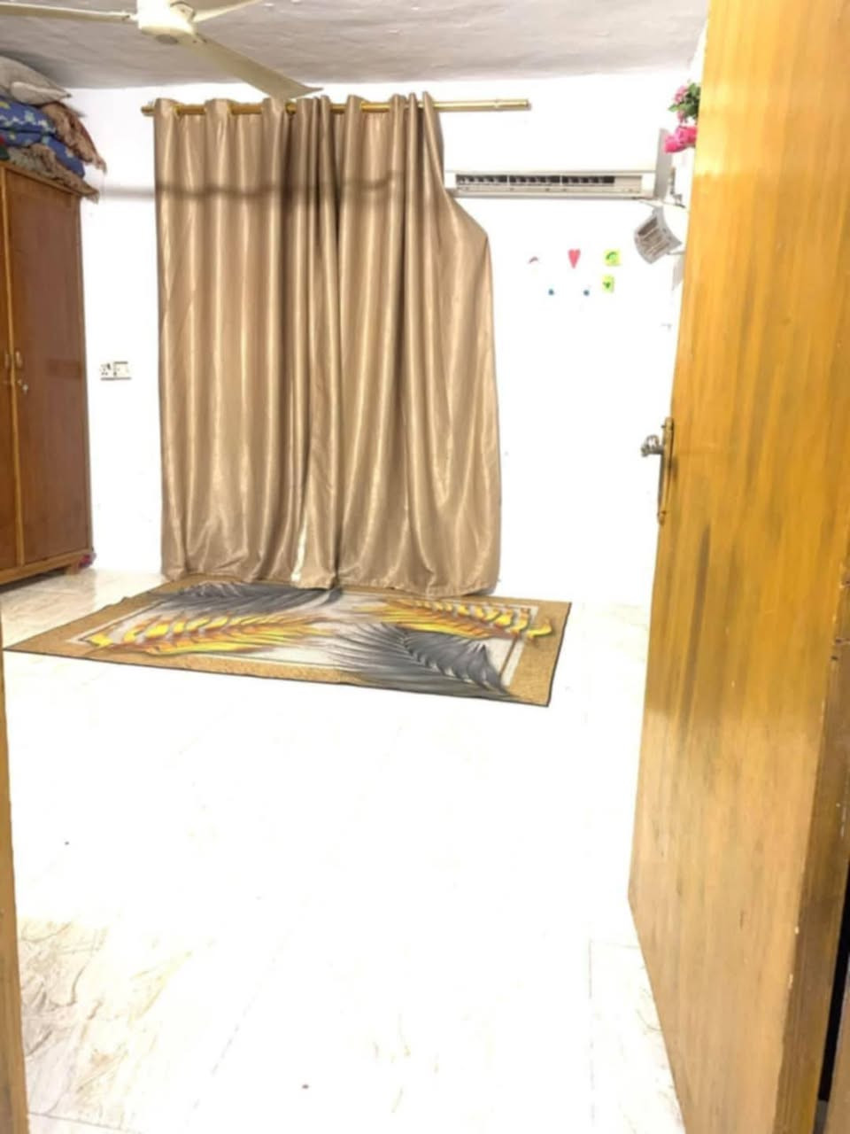 السلام عليكم يوجد بيت للايجار المساحة 200 متر قديم بس نظيف مرمم ومرتب بمستوى الشارع يحتوي على غرفتين نوم وصالة ومطبخ حار وبارد وهول واستقبال وكراج وحديقة وصحيات داخلية وخارجية
السلام عليكم يوجد بيت للايجار المساحة 200 متر قديم بس نظيف مرمم ومرتب بمستوى الشارع يحتوي على غرفتين نوم وصالة ومطبخ حار وبارد وهول واستقبال وكراج وحديقة وصحيات داخلية وخارجية
العنوان حي الصدر الثاني سايدين الطاقة قرب روضة الياقوت سادس بيت عن السايدين 

ماي ومجاري رئيسية والشارع مبلط ومقرنص

 

 

للاستفسار *********** واتس اب

ملاحظة البيت يتأجر فقط لموظف لديه راتب.

...................
