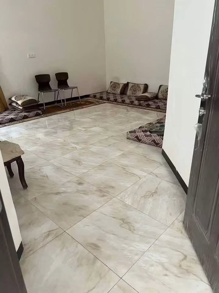 للبيع 

بيت  مساحه البناء٢٢٥والمساحه الكليه٣٠٠ العنوان ابو فليس قرب ثانويه عمر المختار السعر75مليون وبي مجال بسيط

غرفتين واستقبال ومطبخ وصاله وحمام نضام مناور صحيات خارجيه وحديقه
الشراي يتصل ***********
