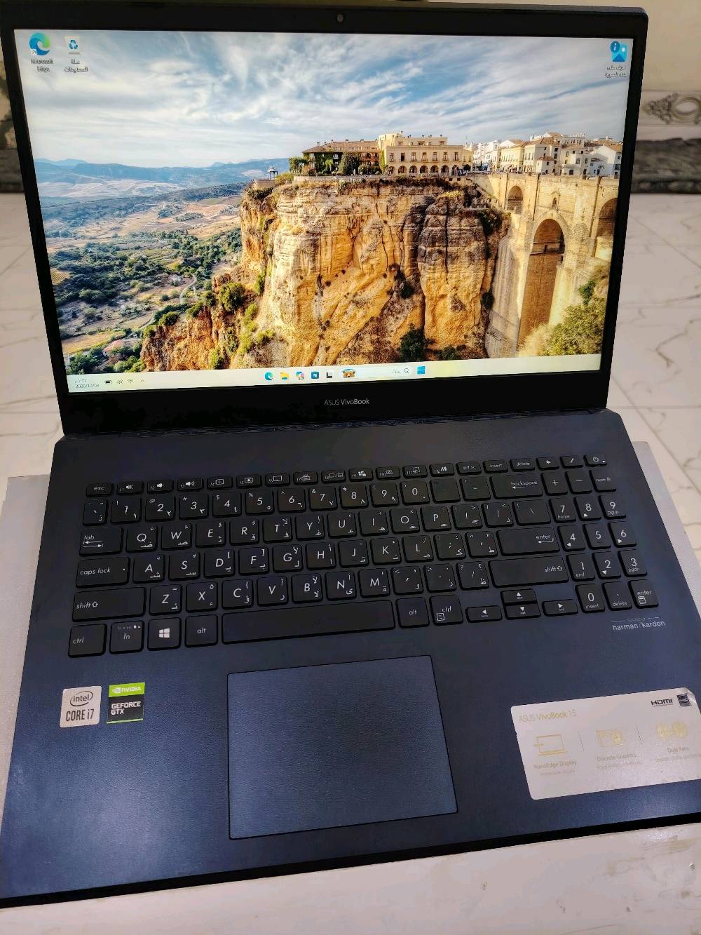 لابتوب ASUS VivoBook بمواصفات عالية وقوية للبيع  
​جهاز قوي مخصص للأداء العالي (برامج الهندسة والرسم والتصميم مثل AutoCAD و Revit، المونتاج، والألعاب).  
​الموديل: 
ASUS VivoBook (X571LH / X571L)  
​المعالج (CPU): Intel Core i7-10870H (جيل عاشر، 8 أنوية و16 مسار، تردد يصل حتى 5.0GHz فئة الأداء العالي H)  
​الذاكرة العشوائية (RAM): 16 جيجابايت DDR4  
​التخزين (Storage): 512 جيجابايت SSD NVMe (سريع جداً )  
​كرت الشاشة (GPU):
​خارجي منفصل: NVIDIA GeForce GTX 1650 بسعة 4GB  
​داخلي اقتصادي: Intel UHD Graphics  
​الشاشة: 15.6 بوصة بدقة Full HD (1920×1080)
​النظام: Windows 11 Pro أصلي ومحدث بالكامل . صلاح الدين 📍