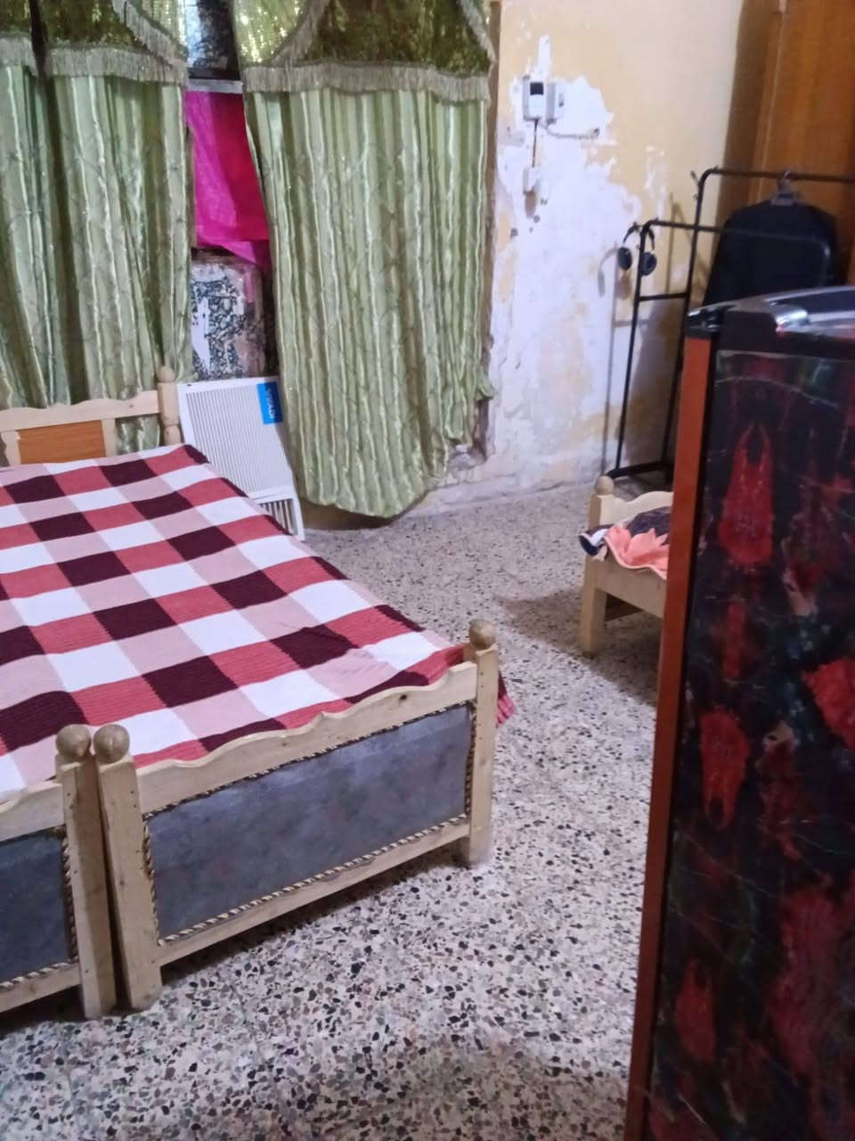 السلام عليكم
🏡 بيت للبيع – شارع الكص / شارع المؤمنين
📍 العنوان: شارع الكص – شارع المؤمنين
📐 المساحة: 167 متر مربع
🏠 طابقان
🧱 بناء كونكريت قديم
🚪 مدخلان: باب على الشارع وباب على الدربونة، مما يمنح العقار ميزة إضافية وسهولة في الاستخدام.

🔹 تفاصيل الطابق الأول:

طارمة

صالة

استقبال

هول

مطبخ

غرفة نوم واحدة

مجمع صحيات

مناور يحيط بالبيت

🔹 تفاصيل الطابق الثاني:

صالة

غرفتا نوم

سطحان

✅ موقع جيد وقريب من الخدمات، مناسب للسكن أو الاستثمار.

📞 للاستفسار والمعاينة: ***********
