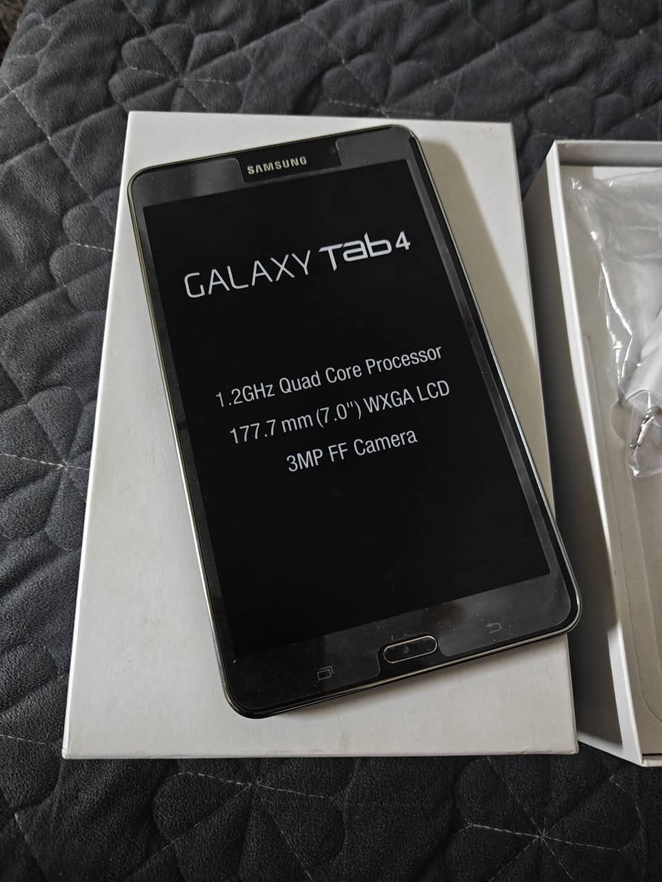 ايباد GALAXY Tab4
جهاز من شركة امزون امريكيه 
جهاز كله عل وضيه شركه نضيف 100/100
شرط ما مفتوح 
كامل ملحقات  كرتون + شحنه +سماعات
ذكره8 يدعم ذكره خارجية 
رام3 
بطاريه 4500
شحن كالاكسي عادي 10واط 
سعره 50 الف 
مكاني موصل ايسر 
ماشراي لا تكسر بل جهاز 
مع تحياتي الجميع 
كورك ***********
آسيا. ***********

