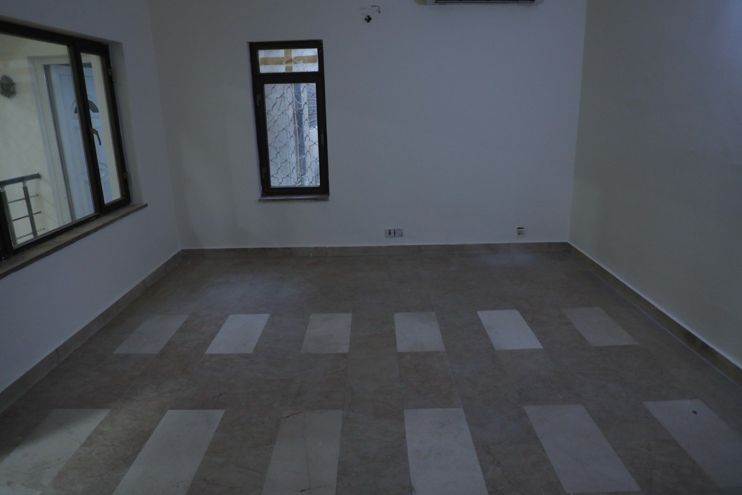 السلام عليكم
دار 🏠 للإيجار في منطقة الكرادة قرب ساحة الواثق يحتوي الدار على ثلاث غرف وصالة وصالة ضيوف معزولة مع خدماتها مع 4 حمامات ويحتوي على درج خارجي للضيوف ويحتوي على سبالت في كل غرفة وكراج يتسع سيارتين الدار جاهز من كلشي يصلح ان يكون سكني او شركة او مكاتب 

السعر 3،500$

للتواصل على الرقم

***********
