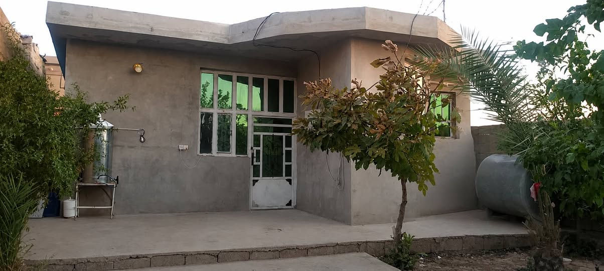 بيت للبيع مساحته 200م في حي الاسمده متكون من غرفتين وديوان ومطبخ وصحيات 2وحديقه وكراج للأستفسار أكثر  الاتصار على الرقم ***********
