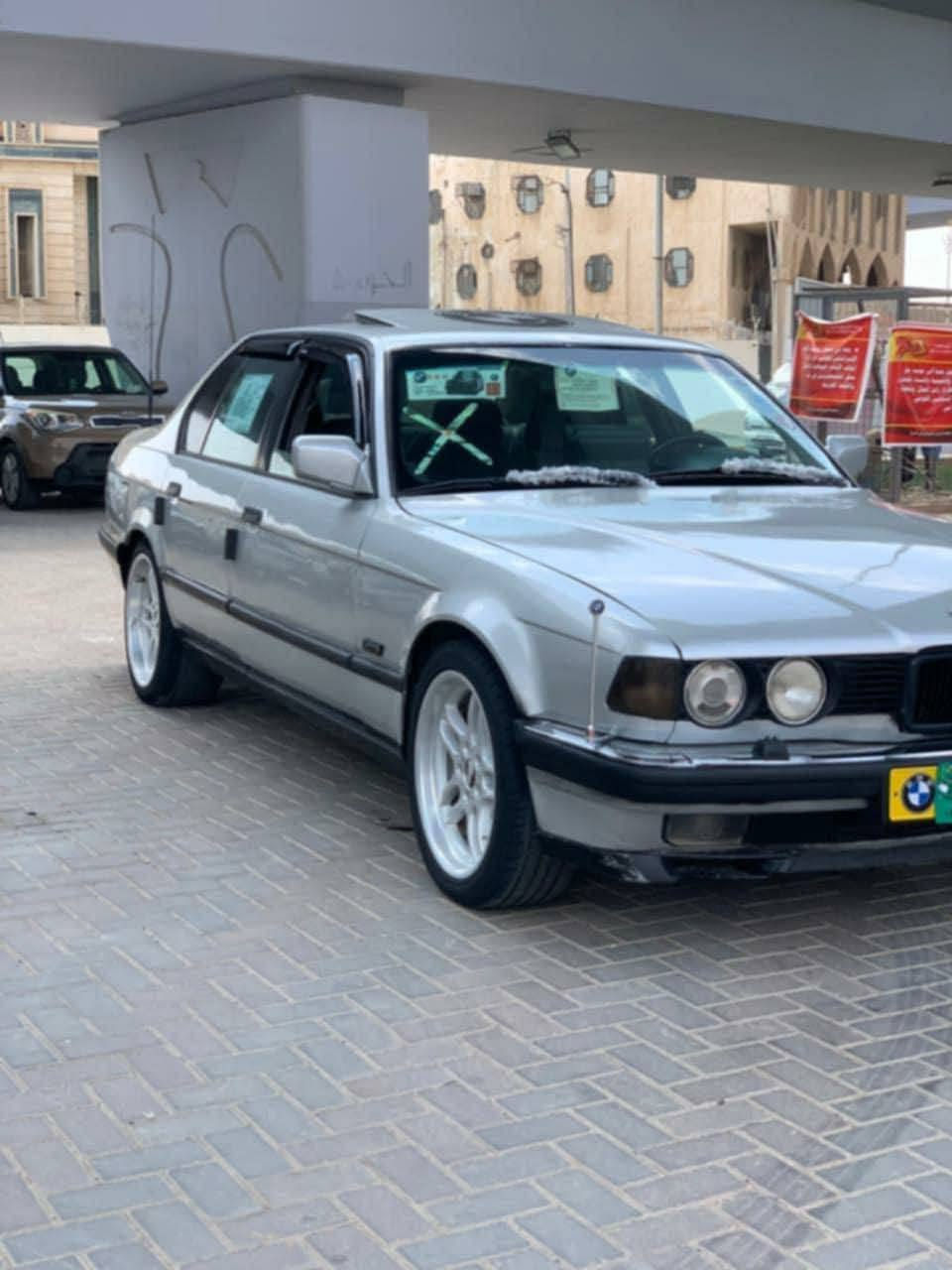سلام عليكم بي إم 730 فول أوتوماتيك تبريد عايزه قايش وغاز صدر طبه فتحه ٣طكات جام ٤ كهرباء داخل صاج لايت عالي ناصي زنون مسجل وسستم سماعات  رقم فحص نينوى تحويل بيع يرهم مراوس بملكه أو بطه  يعني سياره زينه  رقم الهاتف ***********
