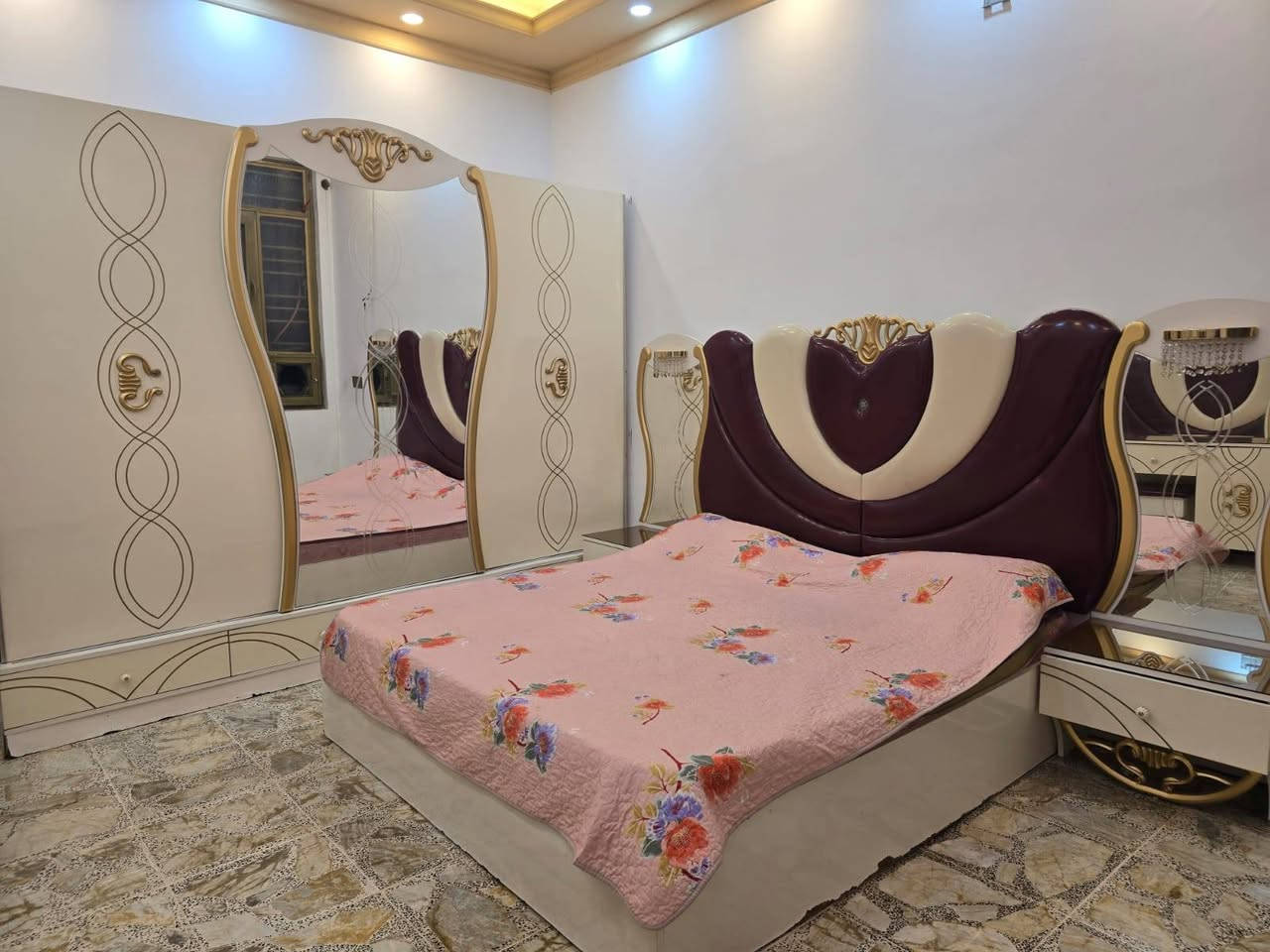 السلام عليكم 
جمعه مباركه 
غرفه نوم 
حجم الغرفه ضخمه 
اشريتهة 3 ملايين 
وهاي نضافه الغرقه 
السعر 800 وبيه مجال 
للعلم الدوكش ويه الغرفه 
للستفسار ***********
