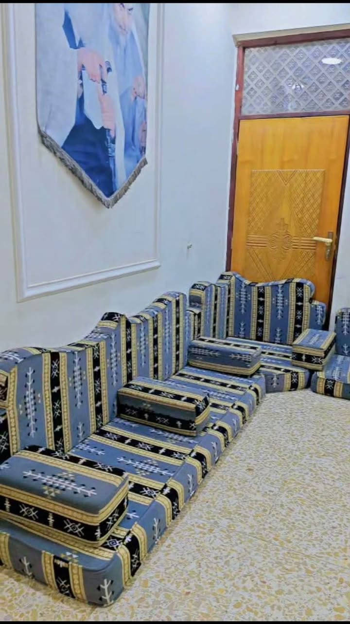 ديوان أرضي • ١٣ مقعد • للبيع