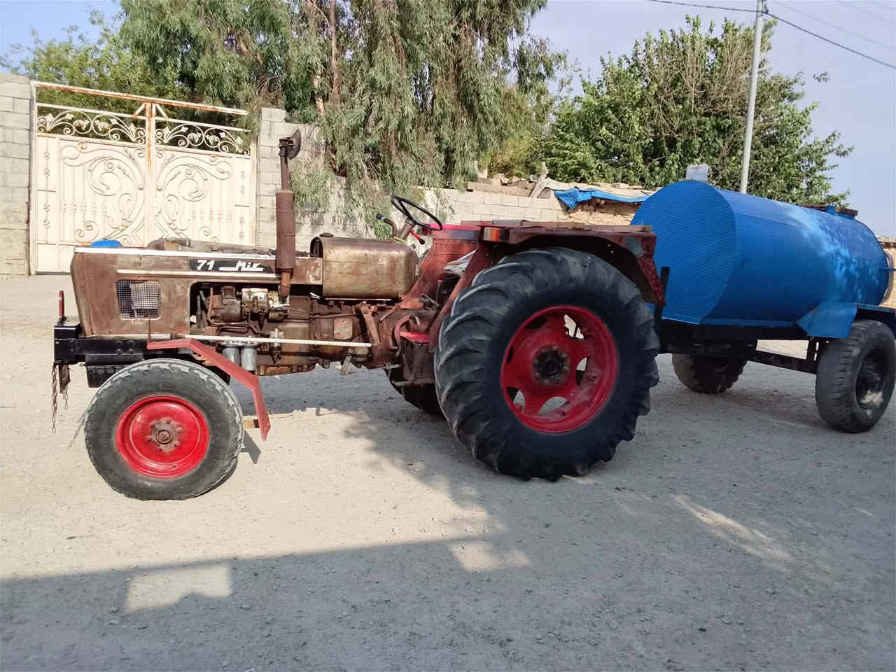 تراکتۆر و تنکرمۆلیدەی لە سە رەبۆ فرۆشتن مۆدیل85 گیر مەکینە بەشەرت سیعر35گەلا ***********
