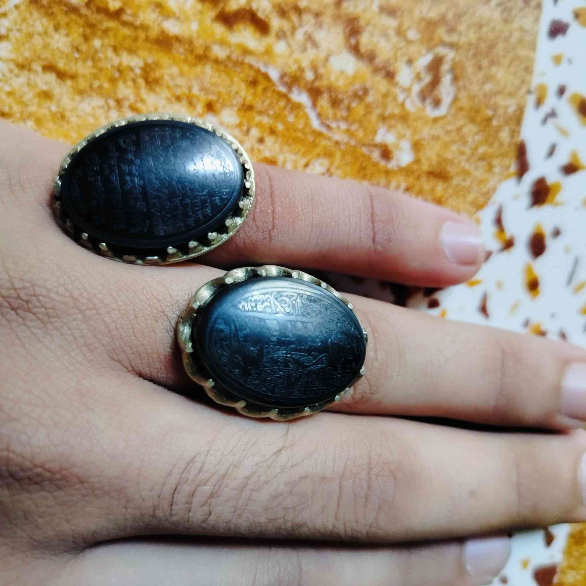 هذه المحابس تحتوي على أحجار من نوع الحديد الصيني (Hematite)، وهو نوع شائع ومشهور بنقش النقوش والأدعية والآيات الشريفة:
الخاتم على اليسار:
​منقوش عليه حرز الجلالات السبع، وهو نقش معروف ومأثور يُكتب على فص الحديد الصيني، ويتكون من السطور التالية:
​السطر الأول: أعوذ بجلال الله.
​السطر الثاني: أعوذ بكلمات الله.
​السطر الثالث: أعوذ برسول الله.
​باقي الأسطر: عبارات التوسل والتوكل المتممة للحرز مثل:
​"آمنت بالله وكتبه ورسله"
​"إني واثق بالله ورسله"
​"أشهد أن لا إله إلا الله مخلصاً"
​الخاتم على اليمين:
​يحتوي على نقش دعاء وتوسل بأهل البيت (عليهم السلام) مع أشكال رمزية (مثل كف أبي الفضل العباس أو السيف):
​عبارة "يا علي" أو "يا أبا الفضل العباس" في الجانب.
​أدعية للتحصين والسلامة وطلب الحاجة.
هذه المحابس تحتوي على أحجار من نوع الحديد الصيني (Hematite)، وهو نوع شائع ومشهور بنقش النقوش والأدعية والآيات الشريفة: والسعر خاص.. على هذا الرقم..  
***********

