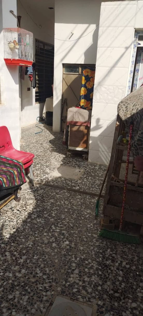 بيت مساحه100متر مربع  بناءحديث ومعه محل  ركن  شارع هدوء و طابو سند ٢٥ للاستفسار مع كافه الخدمات ***********
