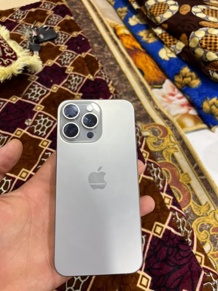 للبيع ايفون ١٥ برو ماكس بطاريه ٧٧ جهاز نضيف ماداخل تصليح ويا كيبل وكارتونه السعر ٩٠٠الف  ***********واسط عزيزية

نص مكتوب في الصور:
- حالة البطارية
- الخدمة
- حالة بطارية هذا الـ iPhone متدنية جدًا. يمكن استبدال البطارية عن طريق أحد مزودي خدمة Apple المعتمدين لاستعادة المستوى الكامل للأداء والقدرة.
- العثور على خيارات الخدمة...
- قد تكون خدمة البطارية مغطاة بالضمان. حول البطارية والضمان...
- الحد الأقصى للقدرة
- ٧٧٪
- هذا قياس لقدرة البطارية مقارنة بقدرتها عندما كانت جديدة. قد تتسبب القدرة المنخفضة بتقليل ساعات الاستخدام بين عملية الشحن والأخرى.
- عدد الدورات
- ۱۰۲۹
- هذا هو عدد مرات استهلاك iPhone لقدرة البطارية. معرفة المزيد...
- تاريخ التصنيع
- كانون الثاني ٢٠٢٤
- أول استخدام
- حزيران ٢٠٢٤