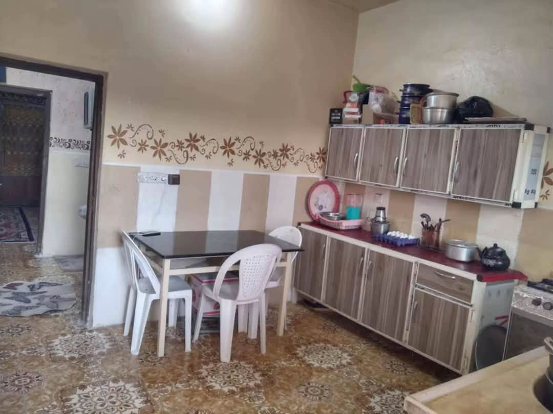 🏠بيت للبيـــــــــــــــــع🏠
📍موقع البيت في الوحدة قرب المستشفى وقرب 
جامع الهداية.

🔸المساحه:200م.

🗒️ملاحضة/الفرع يطل على شارع مبلط.

💵السعر 40مليون وبي مجال.

❓للاستفسار:مراجعة مكتب حسن للعقار 
📍عنوان المكتب في جلولاء داخل سوق جلولاء مجاو. 
مصور عادل .
هاتف***********📞
واتساب***********📞
