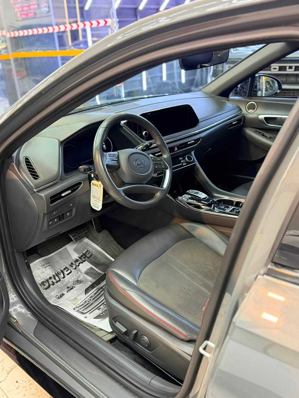 للبيع: هونداي سوناتا 2021 (SEL Plus) 🚗✨
• اللون: رمادي إسمنتي مميز (Hampton Gray)
• المحرك: 1.6 تيربو أداء قوي واقتصادي جداً
السعر: ١٦٨ $
• المواصفات:
 بصمة تشغيل ودخول ذكي + تشغيل عن بعد
 شبك أمامي ومرايا وسقف بلون أسود بيانو (Gloss Black)
 إضاءة نهارية LED ممتدة
 شاشة كبيرة + كاميرا خلفية + شاحن لاسلكي
 نظام تحديد المسار ورادارات وباقة أمان متكاملة
 كشنات جلد مع مخمل وتدفئة بالكشنات
رقم اللوحه/ اربيل 
العنوان /بغداد /العامريه

للتواصل واتساب 
***********

