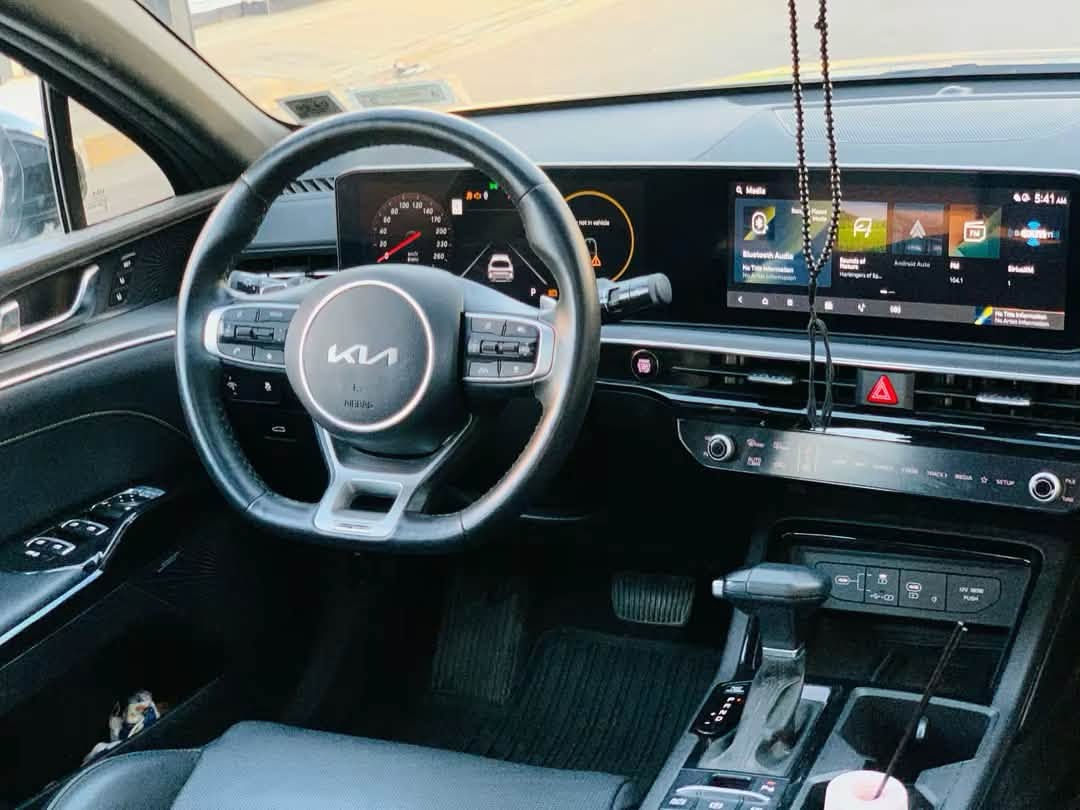 سلام عليكم 
للبيع K5 GT 2025
محرك 2500 تيربو
سياره فول الفول مواصفات 1/1
6 حساس امامي
6 حساس خلفي
5 كامرات 
كشنات كهرباء كلهن تتفئه تبريد
معروفه مواصفات ال GT
ماشيه 15
سياره حره بدون رقم 

سياره جديده كلش حلوه بل واقع احله من الصور
جاهزه عل ملم ما ناقصها شي 

حادثها 3 قطع
 تبديل باب خلفي يمنه نفس لون 
جاملغ خلفي يمنه فقط الداير مالته معدل ومصبوغ عل كده
جاملغ امامي مبدل بدون ضربه فقط تبديل ومصبوغ

عنوان بغداد الزعفرانية 
الرقم 📞 *********** اتصال
