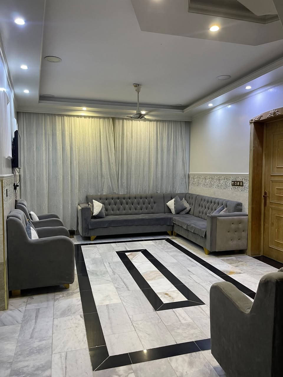 🏠 بيت ملك صرف للبيع – بمواصفات VIP وأثاث كامل 🏠
الموقع المميز:

📍 الأنبار - الفلوجة / التأميم الثانية

📍 الشارع: شارع دهام المهنى (على شارع بعرض 12 متر نافذ على شوارع 40 و 60 متر).

📍 الخدمات: كامل الخدمات (ماء، مجاري، كهرباء). الشارع ضمن المقاطعة الثانية المشمولة بالتبليط (بعد إكمال المقاطعة الأولى).

📐 المساحة والتصميم الداخلي

المساحة الإجمالية: 450 متر مربع.

عدد الغرف: 6 غرف نوم كلها نظام ماستر (2 في الطابق الأرضي + 4 في الطابق العلوي).

الملحقات الخارجية: مضيف فخم + استقبال تابع للمضيف + مجمع صحيات خارجي يخدم الكراج والمضيف.

الحديقة والكراج: حديقة واسعة تحتوي على جلسة عربية مميزة + كراج سيارات كبير يتسع لـ 3 سيارات كبيرة.

✨ التشطيبات والديكور (درجة أولى)

الأرضيات: مرمر فاخر للبيت من الداخل، والكراج مغطى بالكاشي عالي الجودة.

الأسقف: نقوش وديكورات حديثة (جبس بورد) مع ثريات فخمة راكبة بالكامل.

🛋️ الأثاث والمحتويات (البيع يشمل الأثاث بالكامل)

البيت يباع مع أثاثه بالكامل وجاهز للسكن فوراً، ويضم:

أجهزة التبريد (السبالت والمكيفات) لجميع الغرف والصالات.

ديوان فخم للمضيف.

تخم قنفات الصالة.

الكاونترات الجاهزة.

بقية أثاث البيت المتكامل.
استقبال 12×5 
هول طعام 5×4
صاله 8×4.5 
مطبخ 5×6 مع ملحق حار 5×2 
غرف نوم 6 كبار كلها سويتات 
غرف 8×5 عدد 2 
6×4 عدد3 
وحده 5×4 
حمامات عدد7
كراج 17 متر 
مساحه الكليه 450 
مساحه البناء 260

📞 للاستفسار والتواصل

للمزيد من المعلومات أو لتنسيق موعد للمعاينة، يرجى الاتصال على الرقم:

📱 ***********
