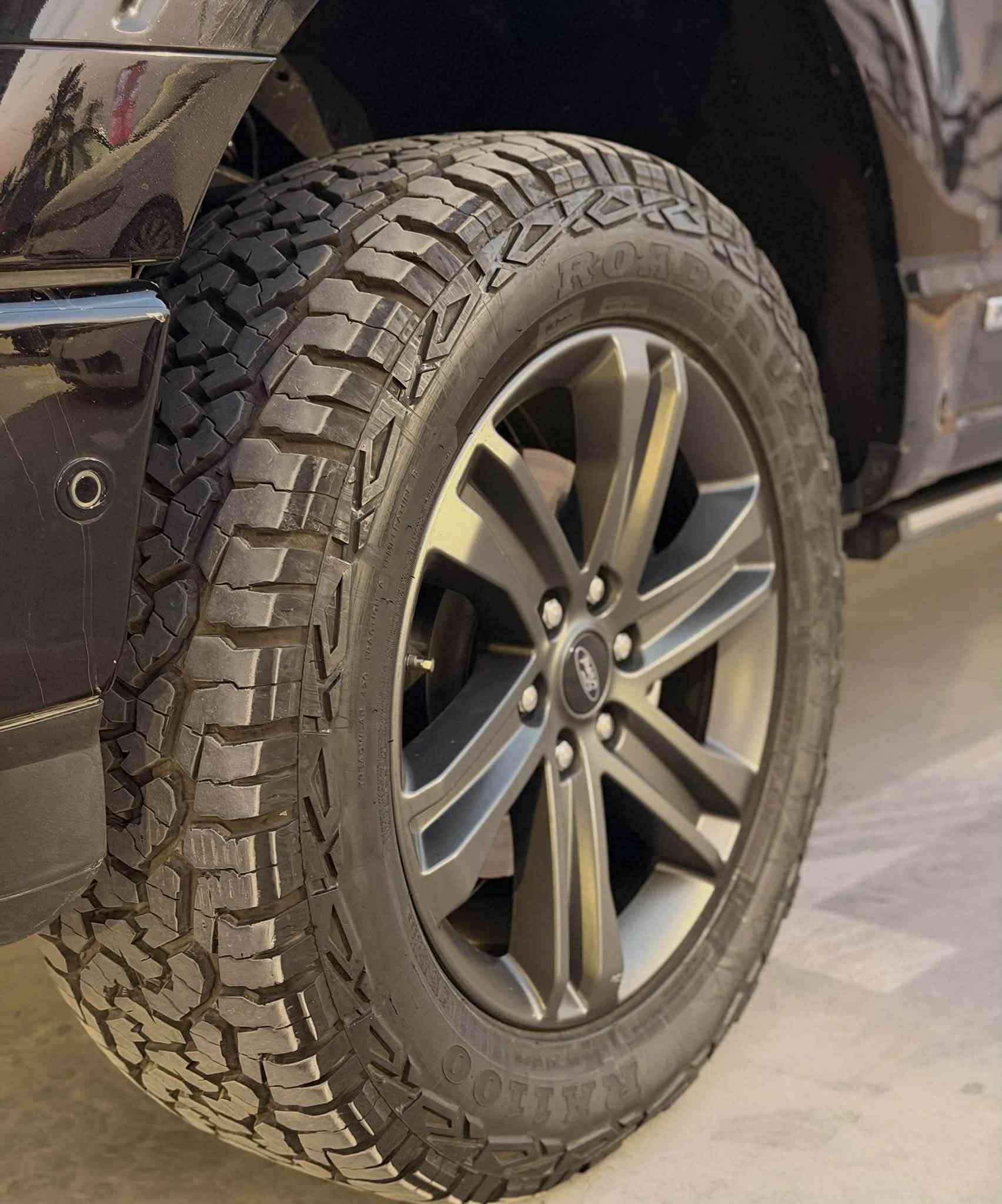 فــــورد F150 لاریـــات و هـــایبرید / استيراد خاص VIP
موديل / ٢٠٢٣ - بودي طويل
ماشية / ٤٥ مايل فقط 
ســـعر / ٣٧٥ 💲 
لـــون / اســـود + مغلف ppf البجم 
🔹 مكينة / ⚡️ Hybrid +  3.5 Twin Turbo
🔷 مـــواصـــفــات / بــانــوراما - هــایبــرد - شــــاشـــة ذكية كبيرة - شــاشـــة عداد اليكتروني - حـــســاسات امامي و خلفي و جانبي - داخل افخم نوعية جلد لونين - تايرات و ويل حجم بلادي عملاق - انارات اضافية داخل بودي و جوانب سيارة - شاشة عربية - دواســـات کــهربائــیـــة - رادارات امامي و خلفي - سماعات بالكشن و سقف - بانوراما كبيرة - منافذ كهرباء ٣٠ امبير - تشغيل عن بعد - مكينة ٣,٥ توين تيربو هايبريد - مضلل بالكامل - لايتات عدسة و زينون متحركة - هواية مواصفات اخرى ……. الخ 
 🔹الضرر و رقم شاصي / 1FTFW1ED0PFB45556
الحادث / تبديل بابين باادي نفس اللون + pdr شبر بالبودي + تصليح سيارة من دبي كلها بيدي و اني كصيت سيارة من امريكا . 
رقم / اربيل + موافقة تضليل 
موبايل 📲 :  ***********
موبايل 📲: ***********
