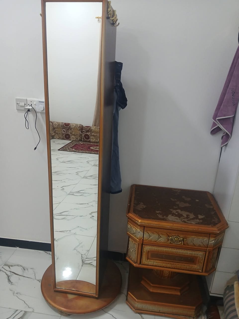 غرفه نوم كويتيه
نظيفه ما بيها اي كسور 

من غير المندر سعر ٤٠٠ 

الزبير
***********

