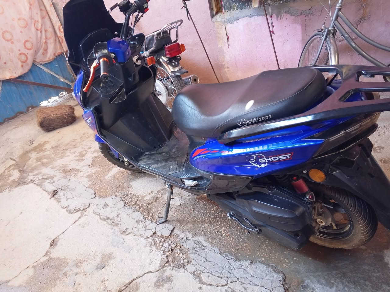 السلام عليكم الدراجه للبيع كهربائية كلها شغاله تشغيل ريمون حساساتها كلها تشتغل مكاني طوريج *********** السعر 300وبيه مجال
