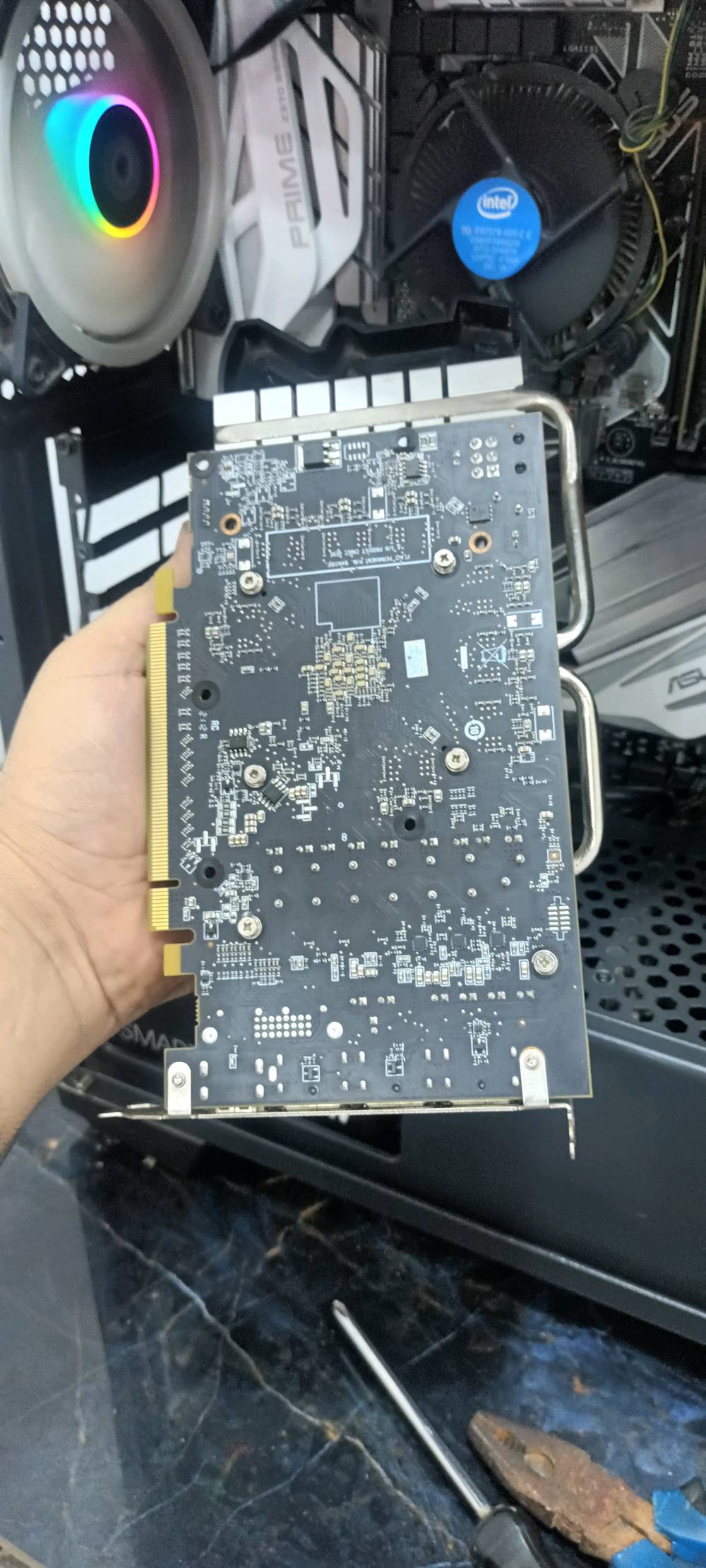 تجميعه كامله كلش نضيفه ستخدام شخصي 
اي لعبه تشغل باداء منتاز 

المعالج: Intel Core i3 الجيل التاسع (i3-9100)

​كارت الشاشة: AMD Radeon RX 580 بسعة 8GB

​الرامات: 16GB DDR4 (قطعتين 8×2)

​التخزين: 2x SSD 120GB (الإجمالي 240GB)

​الباور سبلاي: Thermaltake Smart 500W الأصلي

​اللوحة الأم: ASUS

​الكيس: Fantech مع إضاءة وجوانب زجاجي

معا ماوس ارجيبي 
كيبورد ارجيبي 

شاشه اسمارت حجم 43  فول اجدي 60 هرتز 
محوره بيها عطل بصيط بل لدات تصليحه 15 
سعر 500  وبيها مجال حك الجيه 
المكان بغداد الكرغوليه