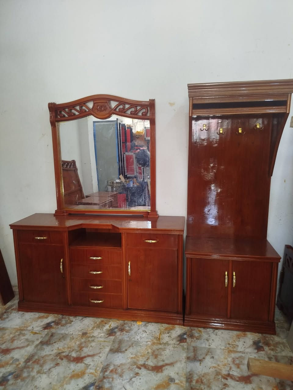 غرفه أم سته تزكام للبيع
سعر 1100 وبي مجال 
العنوان العزه القديمة 
***********
***********
