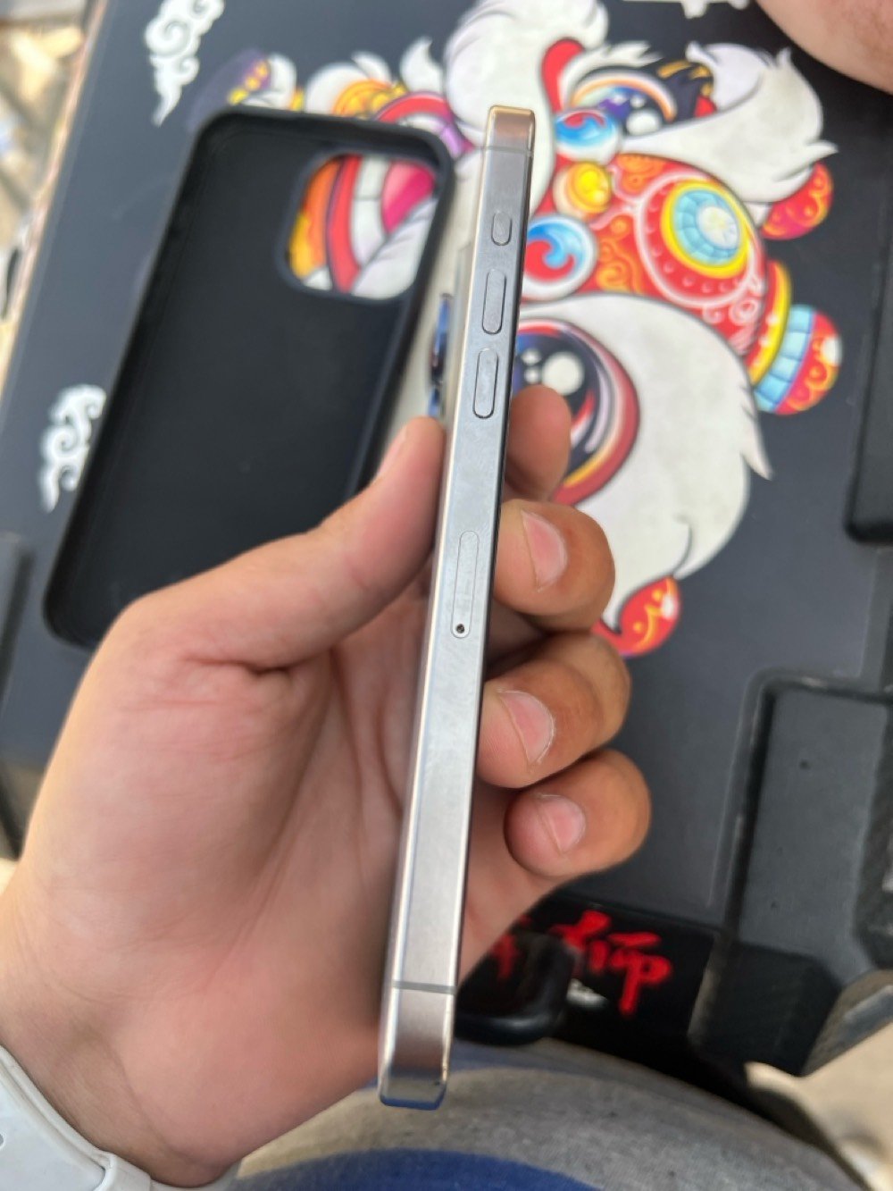 ---
📱 عرض جديد: iPhone 15 Pro Max (Titanium)

لعشاق الفخامة والأداء القوي، متوفر الآن:

✅ الموديل: iPhone 15 Pro Max
✅ اللون: تيتانيوم (Titanium) 🩶
✅ الذاكرة: 256 جيجابايت
✅ البطارية: 84% 🔋
✅ الحالة: كفالة عامة، الجهاز "وتر بروف" (مقاوم للماء) وبحالة ممتازة جداً.

💰 السعر: 1,050,000 دينار
🚚 توصيل لجميع محافظات العراق: 10 آلاف فقط.
📍 الموقع: بغداد - مدينة الصدر.
📞 للحجز والاستفسار: ***********