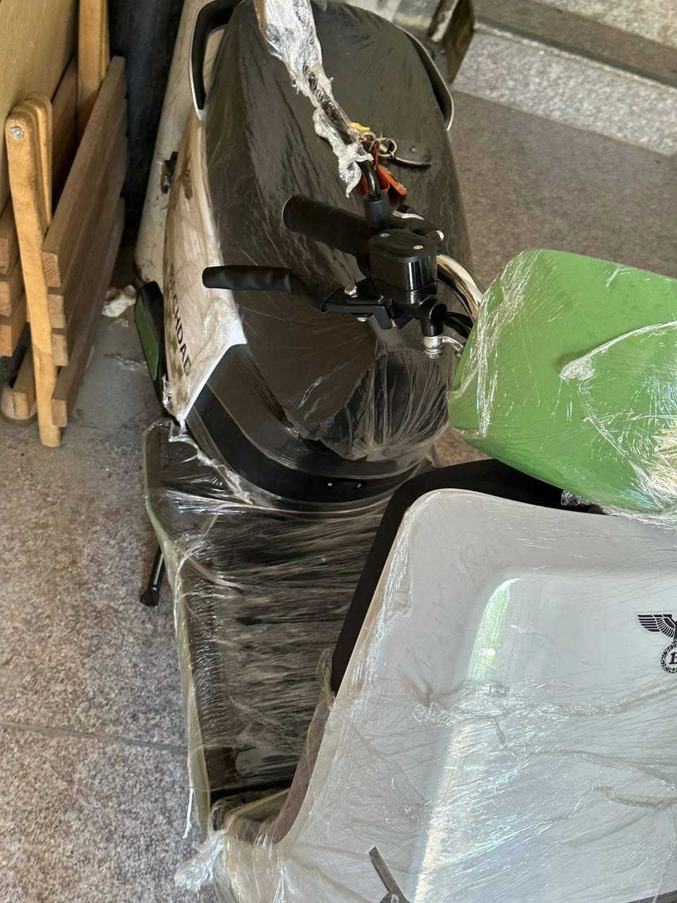 السلام عليكم ﴿مستعجل عالبيع﴾
السعر 💵💰 860٫000
مستعجل عالبيع 
دراجه شحن سكنس بوليس للبيع 
الدراجه تخبل واخت الزيرو ماشيه 340 كيلو 
ماصارلي شهر ونص من اشتريتها
المواصفات📍
🔴بصمات عدد 2 
🔴تشغيل عن بعد
🔴سويچ عدد 2
🔴صندوق كبير
🔴ملف الدراجه 2000 حقيقي 100%نحاس
🔴الدراجه 6 بطاريات الكبار(ونلي)
🔴سرعه الدراجه الحقيقية 70 بالويز
🔴الدراجه تمشي 50 كيلومتر بالشحنه الواحده 
🔴الدراجه بيها اربع نمر للسرعة
🔴نظام الرجوع للخلفR
🔴نظام الوقوف التامP
🔴عقل الدراجه نظيف ويخبل
🔴تايرات جبليه حجم 10/350
🔴اشاير يمنى يسرى 
🔴دبل اشاره
🔴لايتات عالي ناصي
🔴دبلات إمامي خلفي غاز
🔴بريكات دسك 
🔴الدراجه نظيفه ومرتبه وتخبل وبيها بعد هواي مواصفات والدراجه اي نقص ما بيها
ملاحظه/الدراجه اي نقص ما بيها وجديده تشتريها دينار ما تصرف عليها
السعر💵💰/860 وبيه مجال
مكان ألدراجه/بغداد العامريه
رقم الهاتف/***********متوفر فقط واتساب
