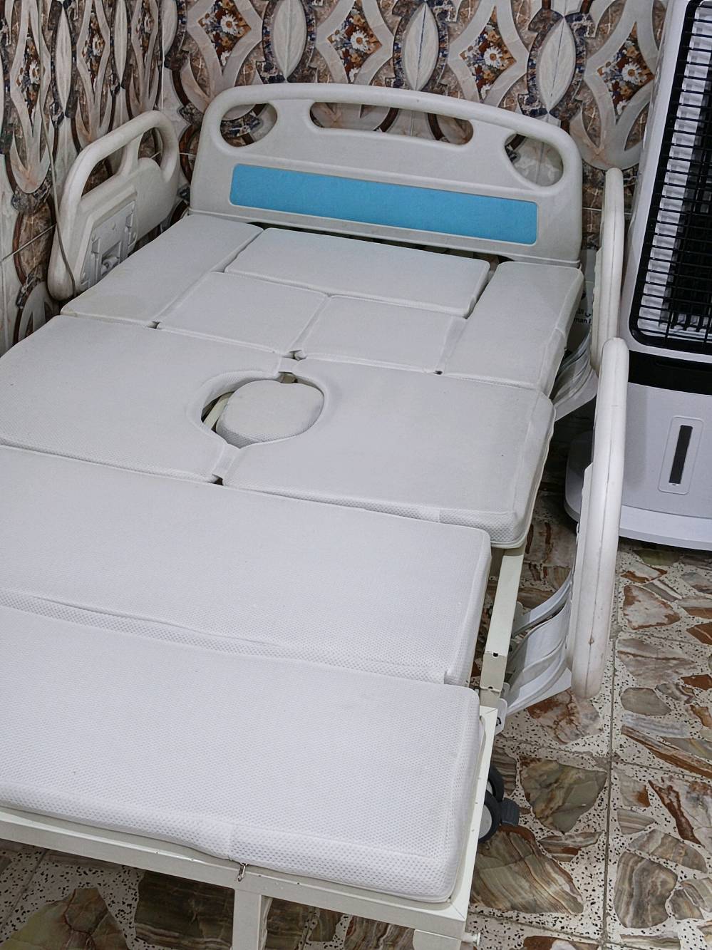 سرير طبي للبيع 
مستعمل قليل نضيف جداً 
كل حركاته شغاله وعلى الفحص 
واغراضه كلها كامله 
سعره بالمستلزمات الطبيه مليون و200
اني عارضه 800  
مكاني نجف حي الشرطه 
للأستفسار خاص