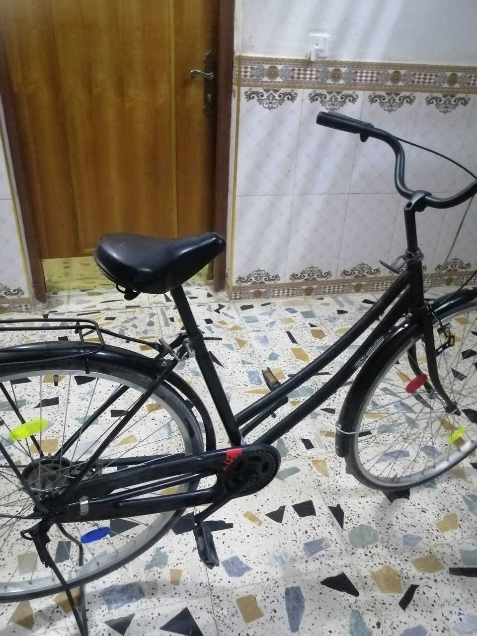 سلام وعليكم بيسكل للبيع بناتي اسود حجم 27 السعر 85 قفل ***********
