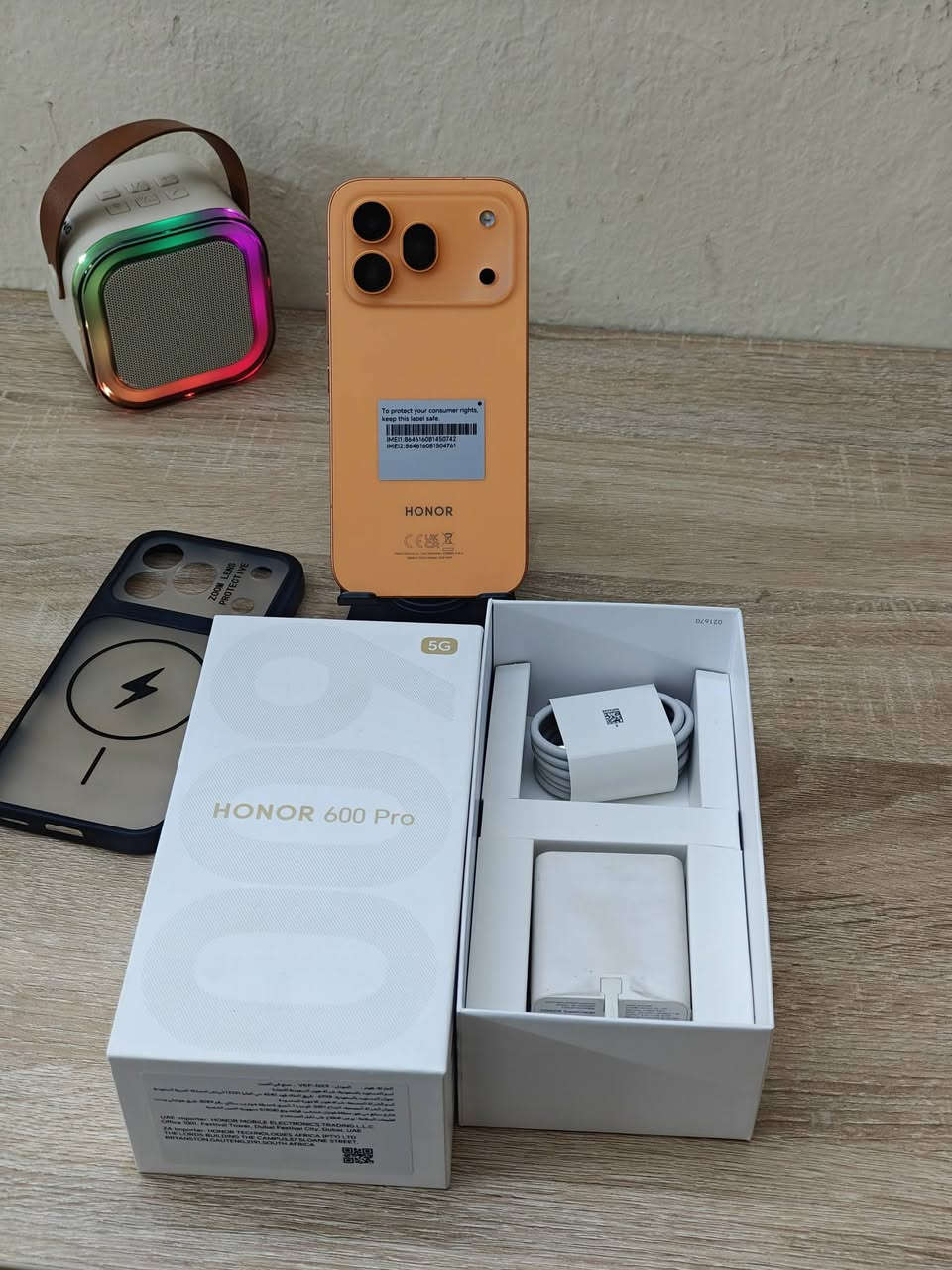 السلام عليكم هونر 600 برو ذاكرة 512gb  و رام 12 كامل ملحقات بعده داخل ضمان الجبال استخدام قليل و نظافة 99% المعالج مالته سنابدراكون ايليت و الجهاز غني عن التعريف ببجي 120 فريم و التصوير قوي يعتمد عليه الاطار معدن و الضهر كزاز خامة تصنيع محترمة و تحديثات 6 سنوات ليكدام 
السعر 875 و بي مجال 
مكاني بعقوبة 
*********** خاص او واتساب
