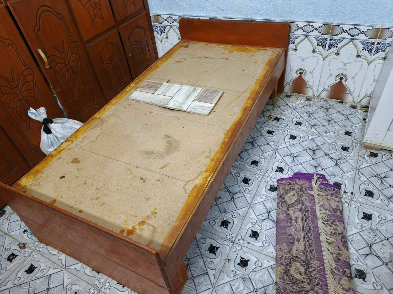 تخم قطعتين سعره100وبي مجال
وجربايه سعره 50وبيه مجال بسيط
***********
