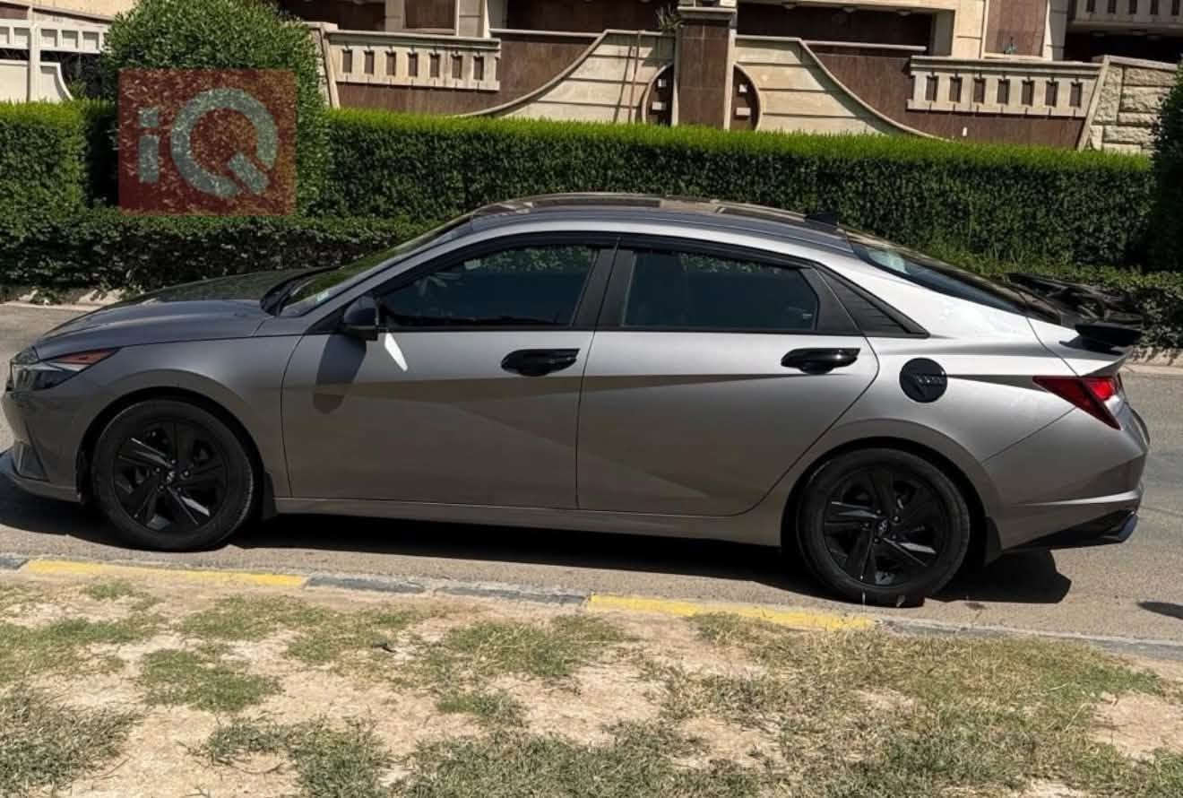 🚘 للبيع هيونداي إلنترا SEL 2023 وارد أمريكي
▪️ الموديل: Hyundai Elantra SEL 2023
▪️ المحرك: 2.0 لتر 4 سلندر ( 2000 دوش ) 
▪️ گير CVT أوتوماتيك
▪️ دفع أمامي
▪️ اقتصادية جداً بالوقود 

المواصفات:
✅ شاشة 8 إنج
Apple CarPlay و Android Auto ✅
✅ كاميرا خلفية
✅ تدفئة مقاعد 
✅ تشغيل بصمة (Push Start)
✅ دخول ذكي (Smart Key)
✅ مثبت سرعة
✅ تحذير النقطة العمياء
✅ تحذير الخروج عن المسار مع المحافظة على المسار
✅ تحذير حركة المرور الخلفية
✅ حساسات وأنظمة أمان متطورة
✅ مرايا كهربائية مع تسخين (Edmunds)
✅ ماشية 60 الف كيلو متر 
✅ دوشمة كشنات لون اسود جلد خياط راقي 
✅ اضائة led محيطية داخلية 
السيارة نظيفة جداً، استخدام شخصي، لا تحتاج أي مصروف، جاهزة للفحص بأي مكان . محافظ عليها حتى بانزين بس محسن افولها وهي محركها 2000 دوش يعني تشرب كلشي ، بس معتني بيها الى اقصى درجة . 

حادثها بسيط فقط چاملغ خلفي ايمن . موجود سونار كامل للسيارة ، نظام ايرباك كامل سليم ، شرط الفحص. 

السعر 14،700$ للاستفسار ( *********** )

نص مكتوب في الصور:
- iQ
- iQ CARS