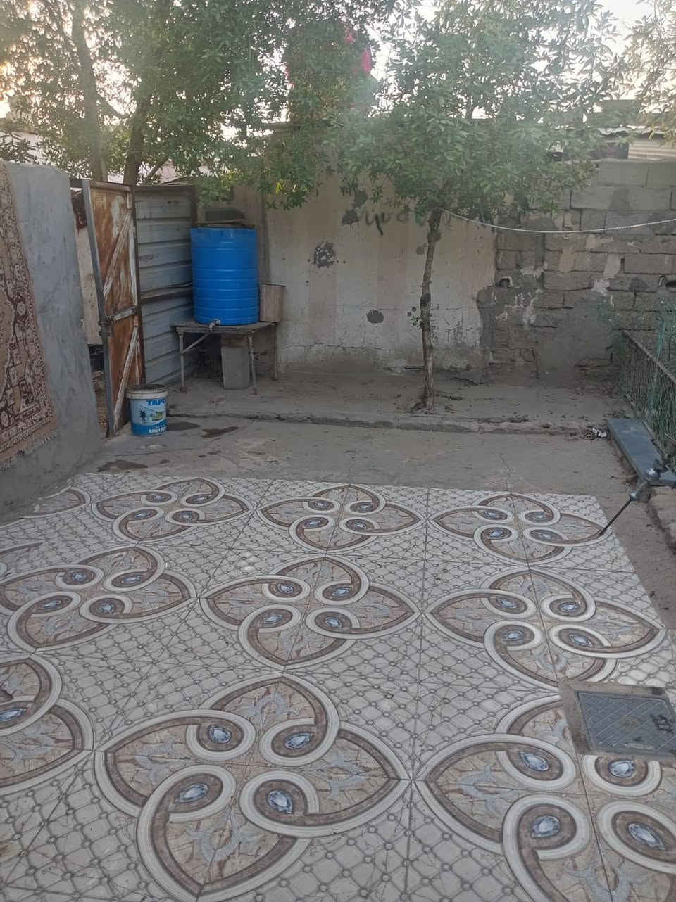 بيت البيع حواسم  قرب تقاطع ابو رمانه كبال مشتل الحوراء ابيت يتكون من غرفتين وصاله وديوانيه ومطبخ وحمام داخلي وخارجي وحديقه 100م *********** اني مكلف بل نشر لا تعلق لا تراسل اتصل بصاحب رقم

