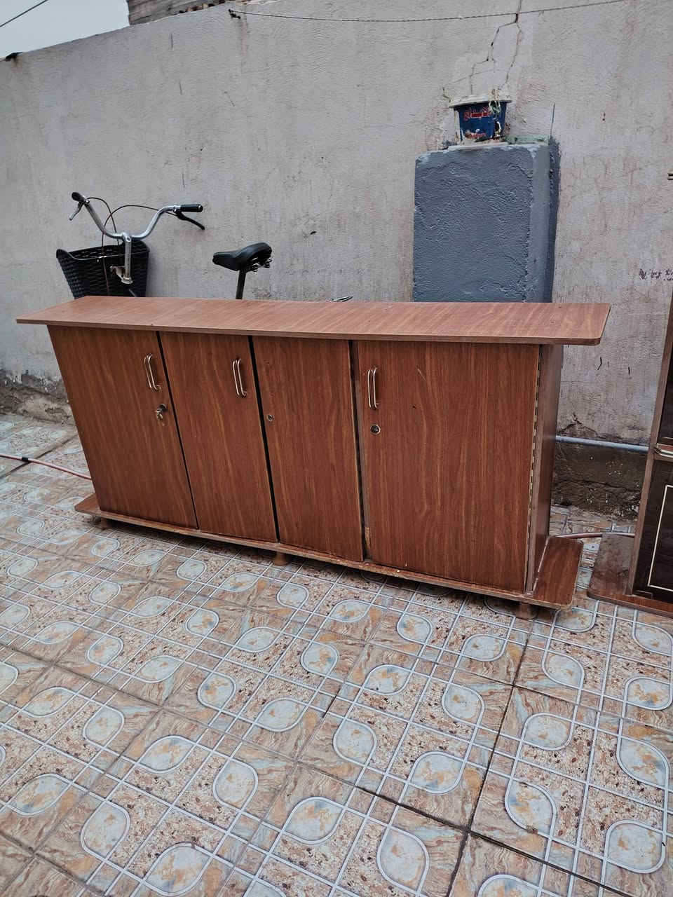 السلام عليكم عندي معرض وبوفيه نظيفات جداً سعر المعرض٣٥ وبي مجال والبوفيه٦٥ وبيهه مجال 
***********
