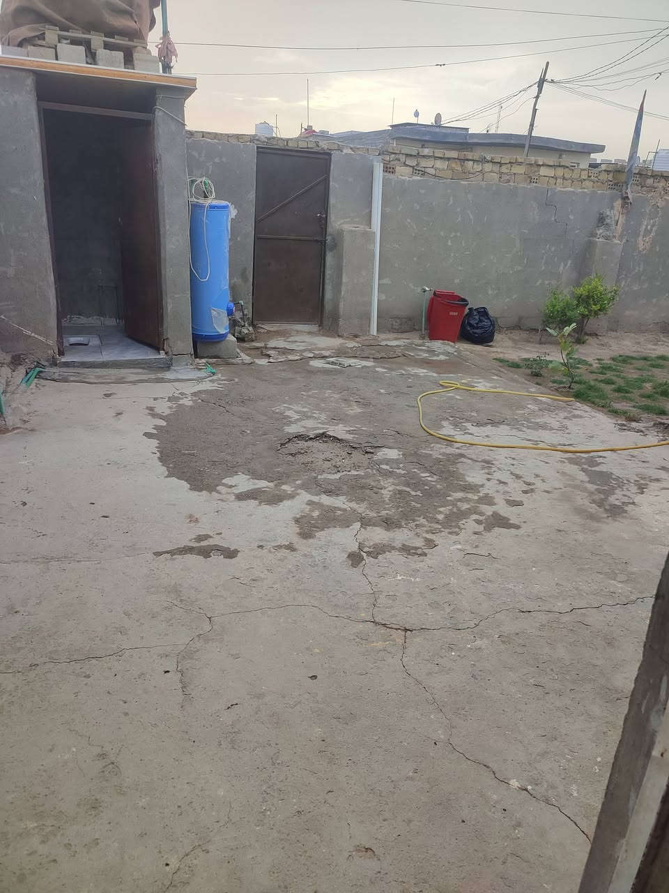 سلام عليكم عندي بيت للبيع بحي الشرطة الشارع الاول مساحه 260 ويرهم مراوس تصال على الرقم ***********
