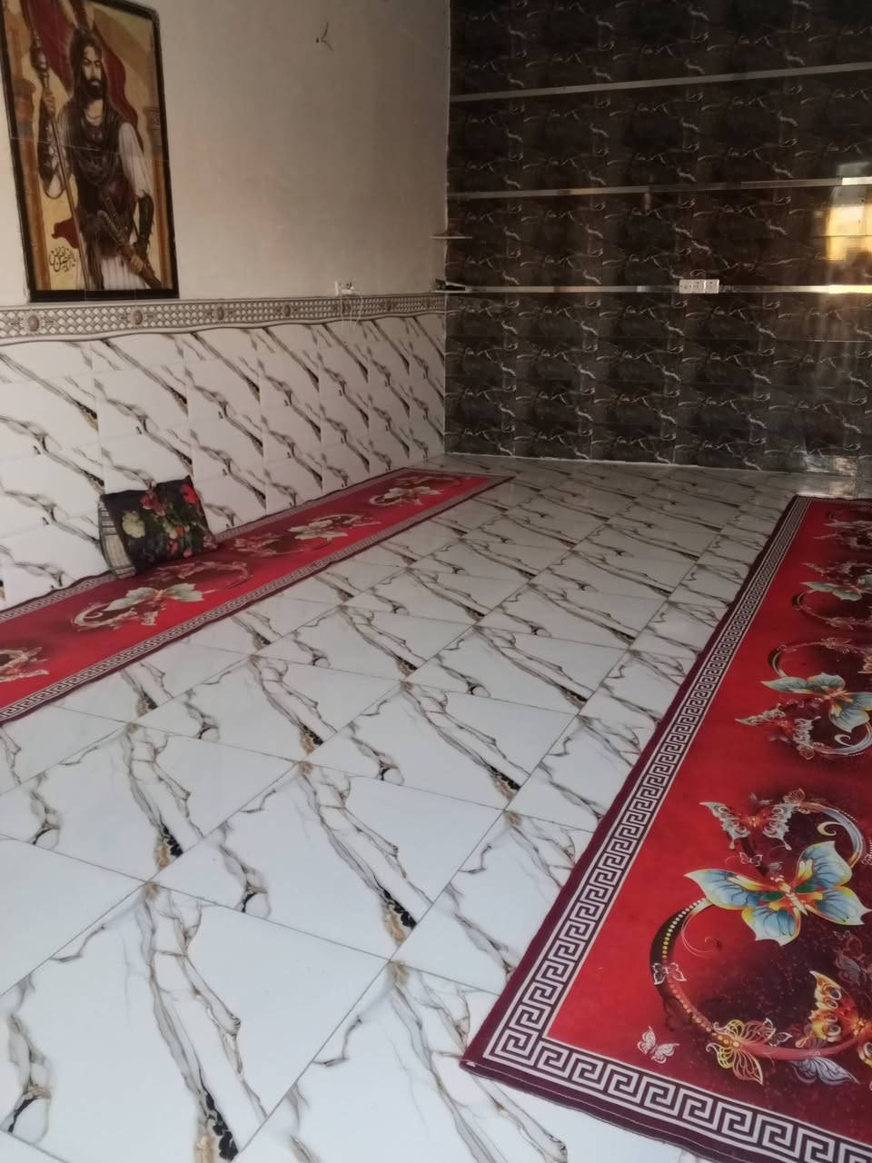 السلام عليكم بيت البيع مساحته 200متر  بيت جاهز بل خط الثاني
تبليط كهرباء مجاري  غرفتين صاله مطبخ استقبال صحيات كله تطبيك  سعر 45 بيه مجال شي قليل 
الهاتف ***********
قرب شارع سوالم مباشرتن
