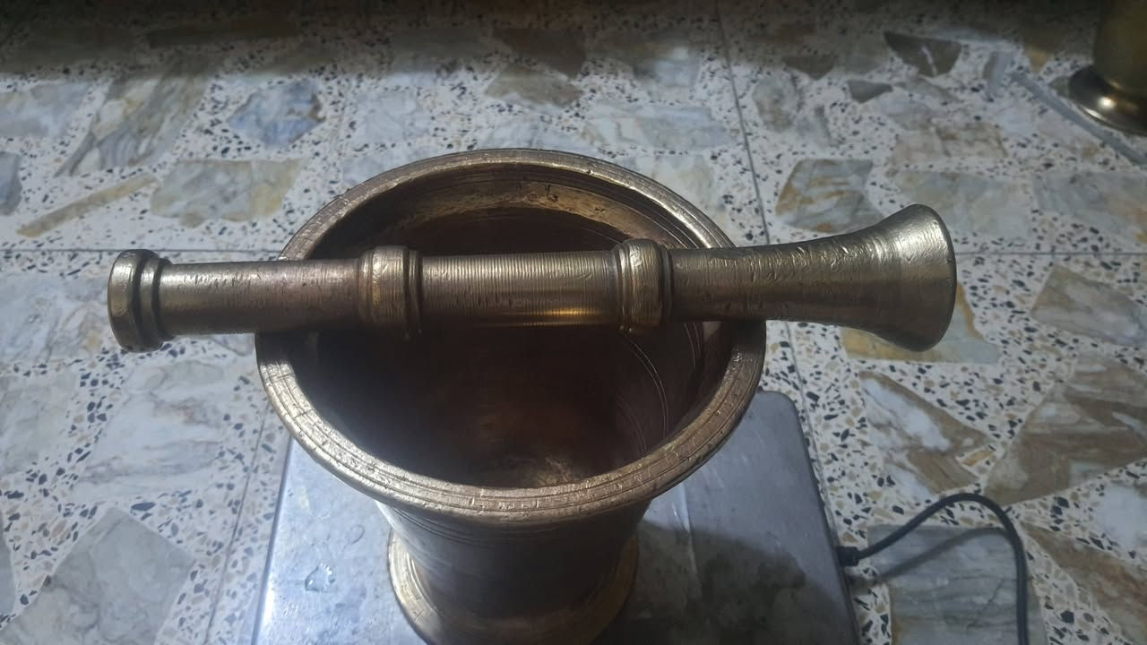 اهاون  انتيكه مخطط بغداد ابو ذان الارتفاع ٢٠ الا خط واليده  ٣٠ الاخط  الوزن  ٨ كيلو  الا ١٠ غرام التوصل  رقم الهاتف التواصل ***********ابو علي  والخاص  مفتوح  السعر  ١٢٥ الف
