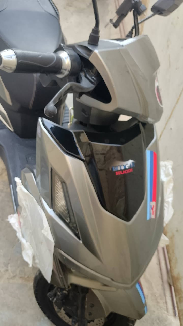 *للبيـــــــــــــــع دراجة شحن GT4 كوغر Koogar* 🔋🏍️

*المواصفات:*
- *النوع*: Koogar GT4 شحن كهرباء 72V
- *الحالة*: نضيفة كلش ماشية قليل 
- *الباتري*: ذهب يمشي *سامراء رايح راجع ويرجع بيه 5 شرطات* يعني 80-100 كم مرتاح
- *العداد*: 1850 كم فقط
- *الاضافات*: حامل موبايل + دسك بريك + شاشة دجتل
- *اللون*: تيتاني غامق مميز
- *الدراجة*: خالية من العيوب والصبغ

*السعر*: 900دينار وبيها مجال بسيط للشراي
*المكان*: سامراء- صلاح الدين
*للاستفسار*: راسلني خاص او اتصل ***********

الجادين فقط. الصور مال الدراجة نفسها👇
لا تبخسون الناس اشيائهم
