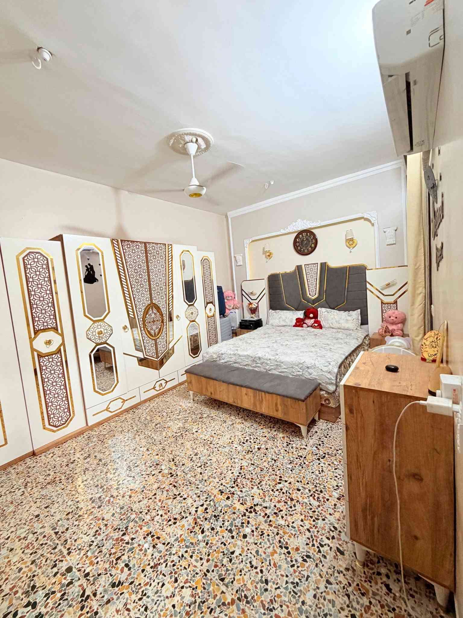 دار 100م زنجيل للبيع طابقين
واجهة 7.15 سم
والنزال 14
طابو صرف زراعي سند 25 (سهم بأسمي بالسند )
الطابق الأرضي: استقبال + غرفة نوم  + حولي + مطبخ + حوش خارجي + 2 حمامات سقف مسلح والبناء طابوق . 
الطابق الثاني :
ماكامل فقط انارة
الصطح بي مخزن مع غرفة سندويش وملبوخة الستارة والبتونة
مثل ماموضح بالفديو والصور
 العنوان :  الشعلة الدوانم مقابل قطاع السابع
قرب حسينية حبيب ابن مظاهر
تفاصيل اكثر ... 
هاتف ‏‪***********
