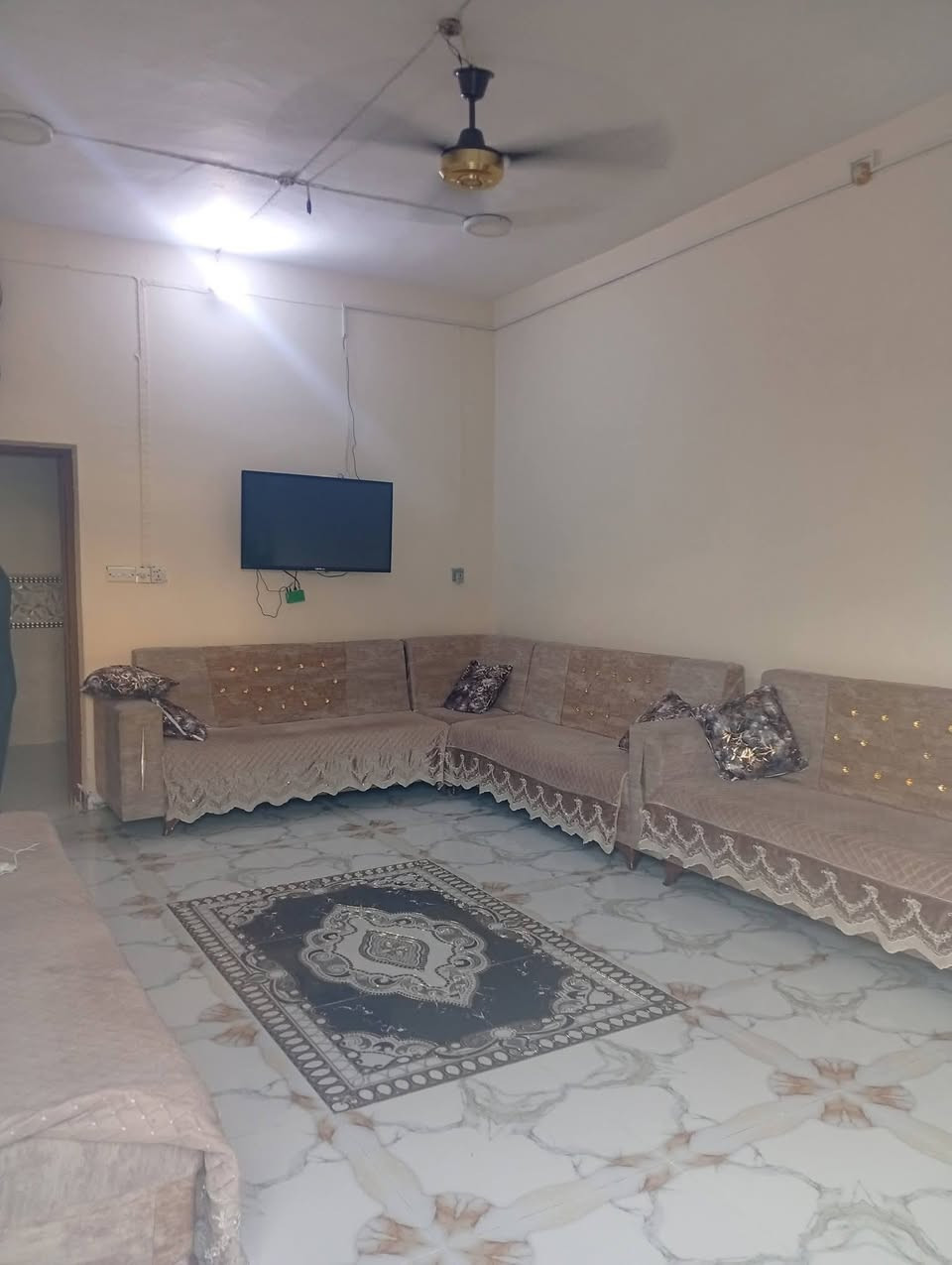 💥 السعر : 70 قابل للتفاوض 💥 

🏡 دار للبيع ( طابقين ) 
📐المساحة / 160م   ( 7,5 * 22 ) 
🧾زراعي قرار 25 

💥 الدار يتكون من طابقين 

✅  الطابق الاول / استقبال ، صالة ، مطبخ ، غرفتين نوم ، صحيات 
✅ الطابق الثاني/ غرفتين نوم ، صالة ، سطح 

خدمات كاملة / شارع تبليط 6 متر 

الموقع / بهرز ـ نزلة علي الهادي ـ قرب جامع الدواسر الكبير 

للأستفسار / ***********
