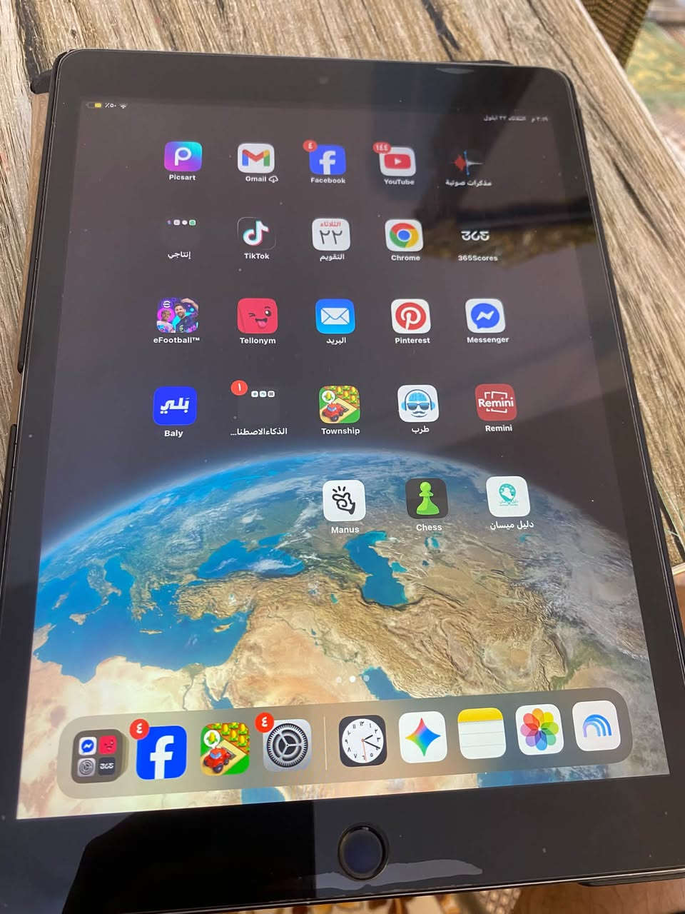 ايباد 9 أمريكي للبيع ذاكرته 64 نظيف ويا الكارتون مالته الجهاز يكمل يوم كامل بل الشحن مالته صالح للألعاب والدراسه جدا سريع  
وياه لعبة بيس قويه 

موجود اتصال واتساب 
***********
