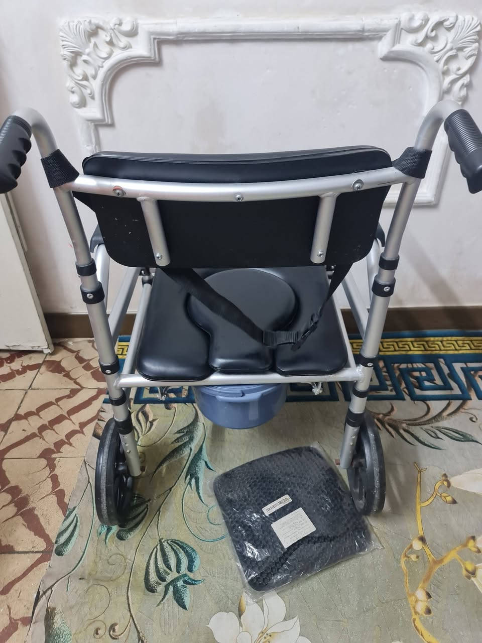 احتياجات خاصه 
عرض المقعد ٤٥ 
هيكل اللمنيوم 
١٢٠ الف 
***********
