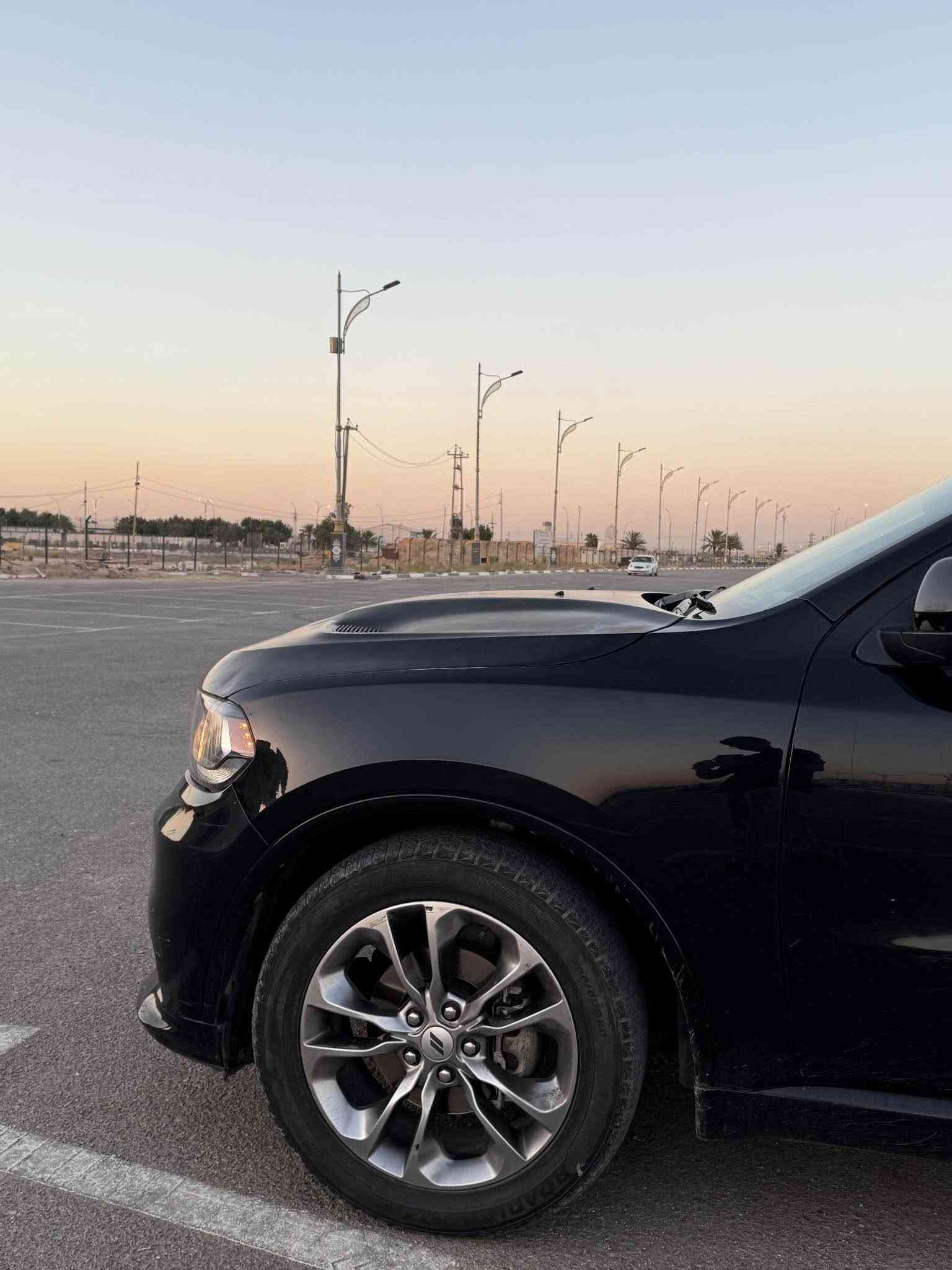 ‏Dodge Durango 2020
• اللون: أسود 🖤
• الموديل: 2020
• المحرك: V6 سعة 3.6 لتر
• القوة: 295 حصان تقريباً
• ناقل حركة: أوتوماتيك 8 سرعات
• دفع: حسب الفئة (دفع خلفي / رباعي)
• 3 صفوف من المقاعد
• سعة 7 ركاب
• شاشة وسطية ونظام ترفيه
• كاميرا خلفية
• تحكم بالمقود
• مثبت سرعة
• تشغيل بصمة/زر
• تكييف أمامي وخلفي
• جنوط ألمنيوم
• مساحة داخلية واسعة ومريح
تبريد السيارة ثلج 
السيارة مرقم بغداد 
السيارة امريكي بيه حادث خارج العراق وبيه داخل العراق شخوط وبعض الامور 
اي تفاصيل تخص السيارة وصور حادث راسلني وتدلل
السعر راسلني خاص وتدلل. 
***********
*********** كربلاء, العراق
