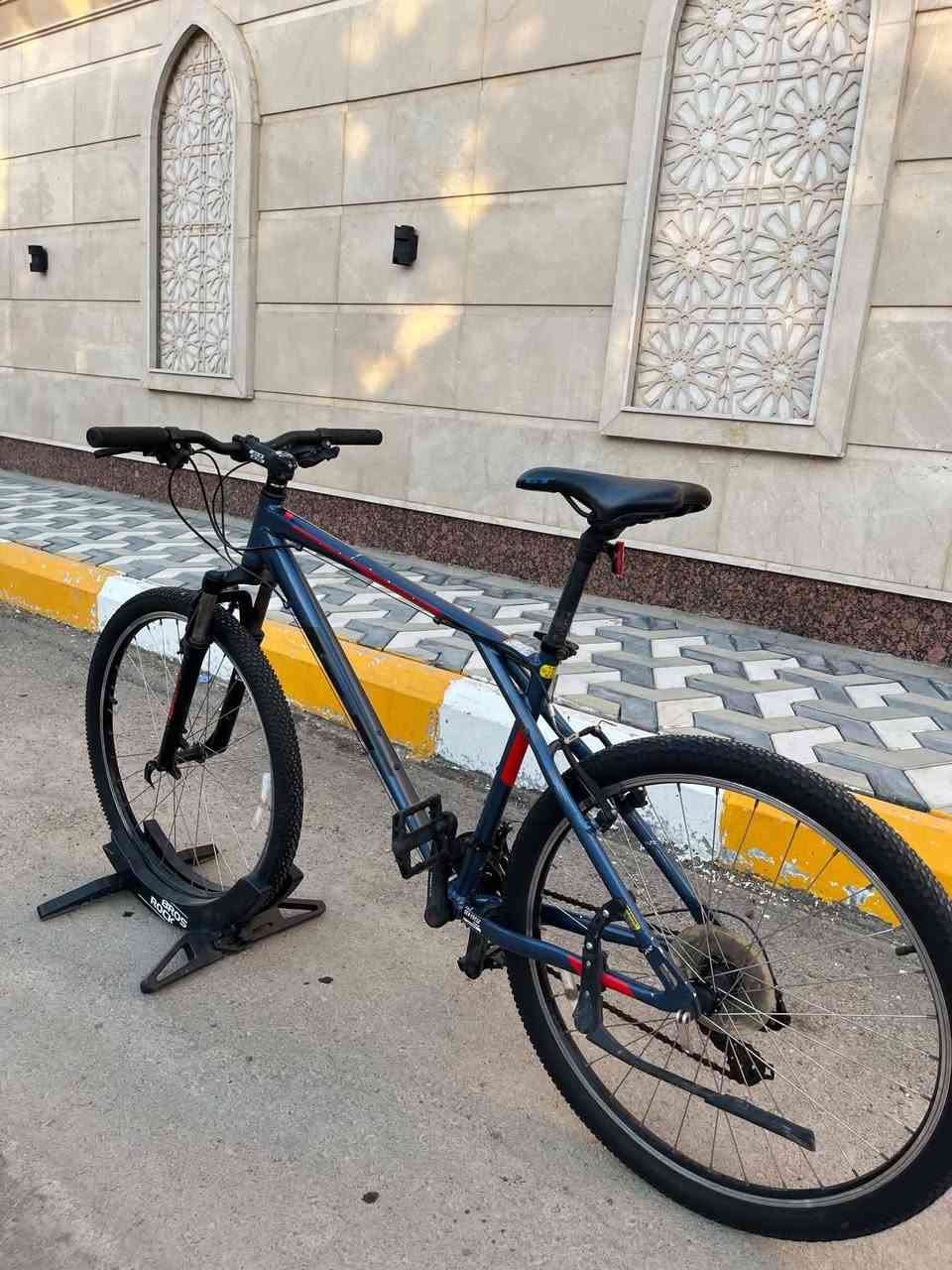 السلام عليكم 
للبيع دراجه من ماركة GT الامريكيه 
حجم الدراجه 27.5 
القياس L لارج
سستم الدراجه من ماركة شيمانو  
معدن الدراجه ألمنيوم 

الدراجه كلها على وضع الحاويه و مملعوب بيها ايشي و كلها قطعه وحده على وضع الشركة 

السعر 265
مكاني بغداد زيونه 
هاتف *********** 
متوفر توصيل لجميع محافظات العراق.
